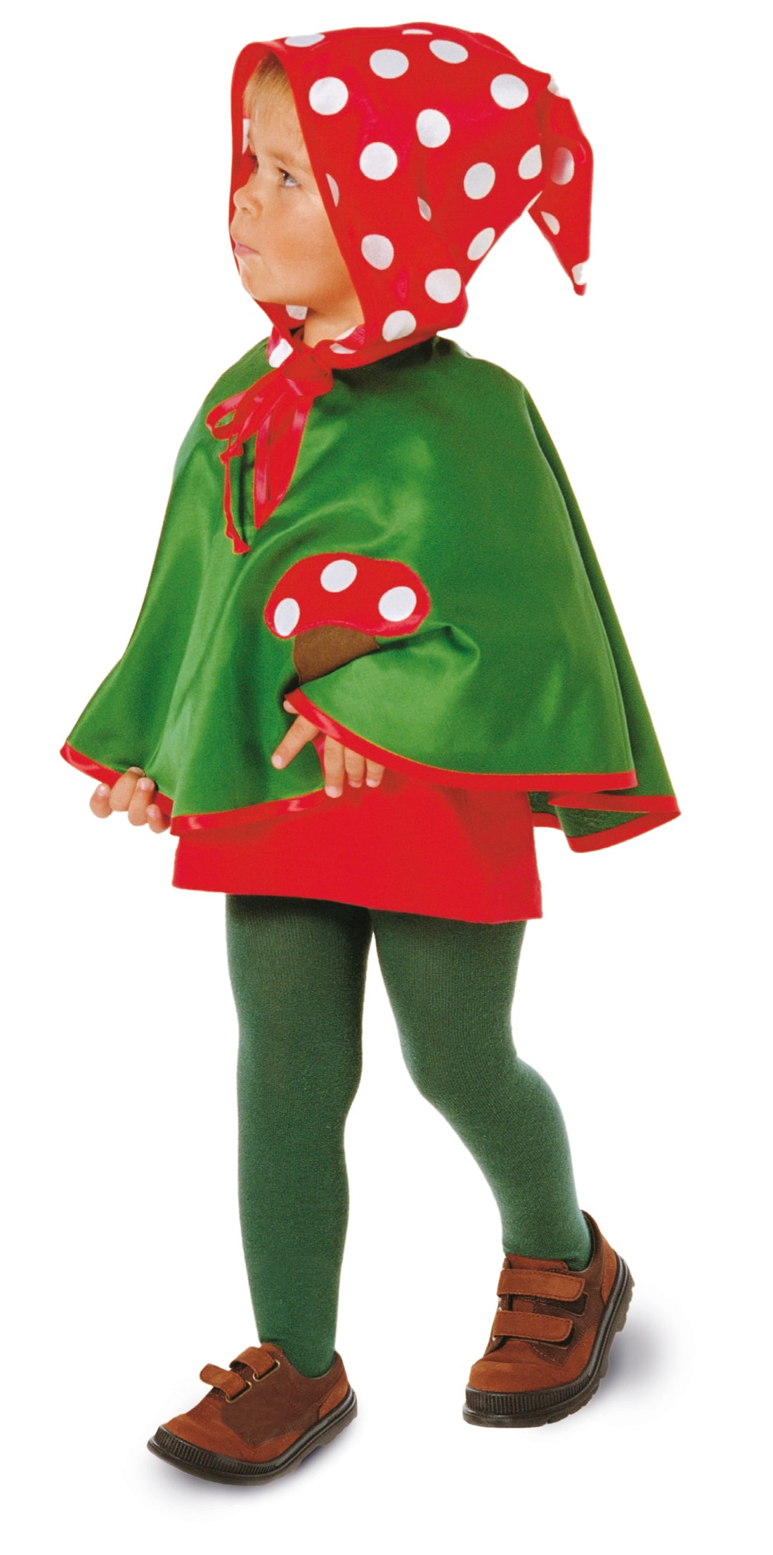 Enfant en cape verte et capuche rouge à pois blancs, détaillant les accessoires rouges; socquettes vertes et chaussures marron.