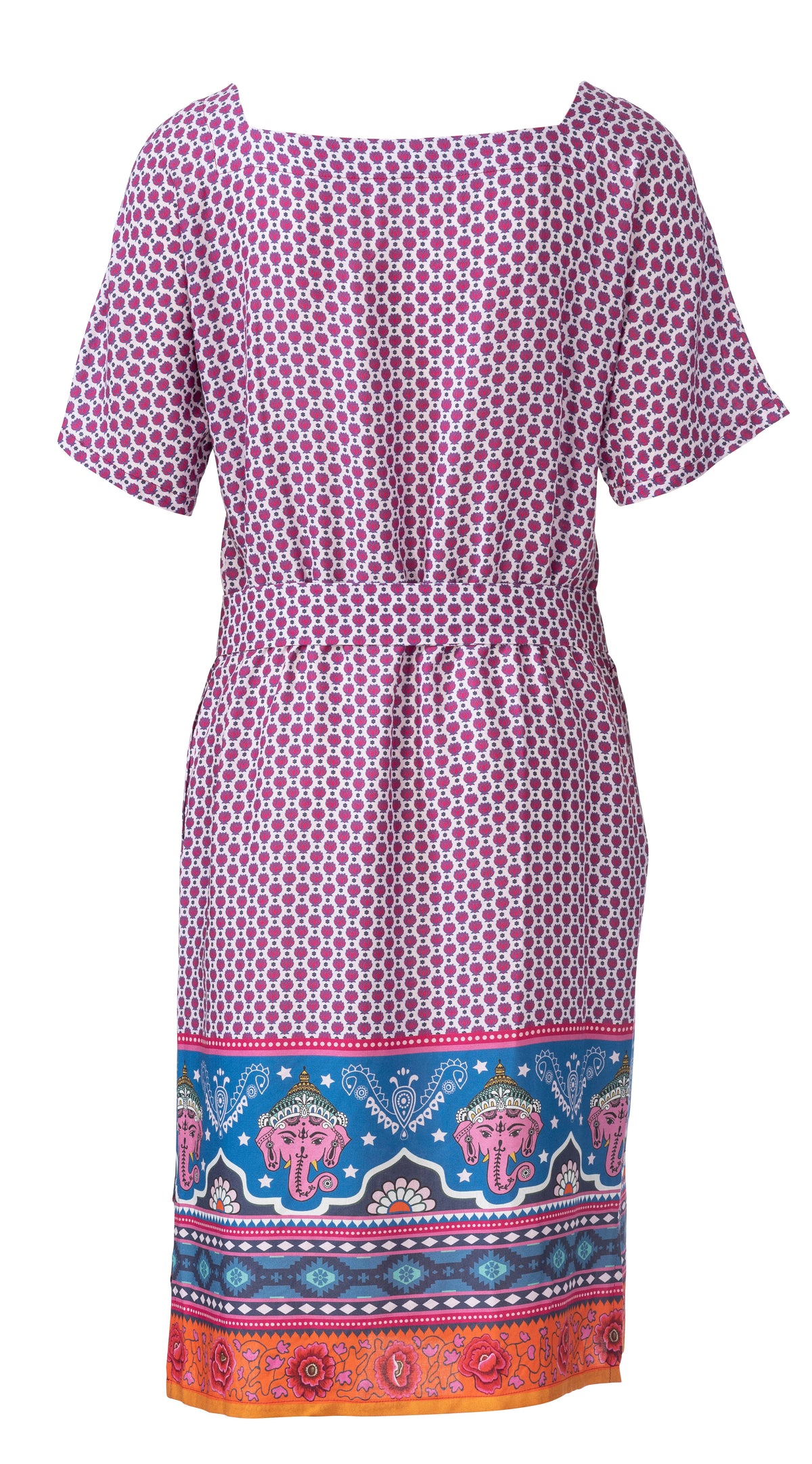 Robe légère à motifs magenta et blanc, taille cintrée à la ceinture, manches courtes et bordure colorée bleue/orange au bas.