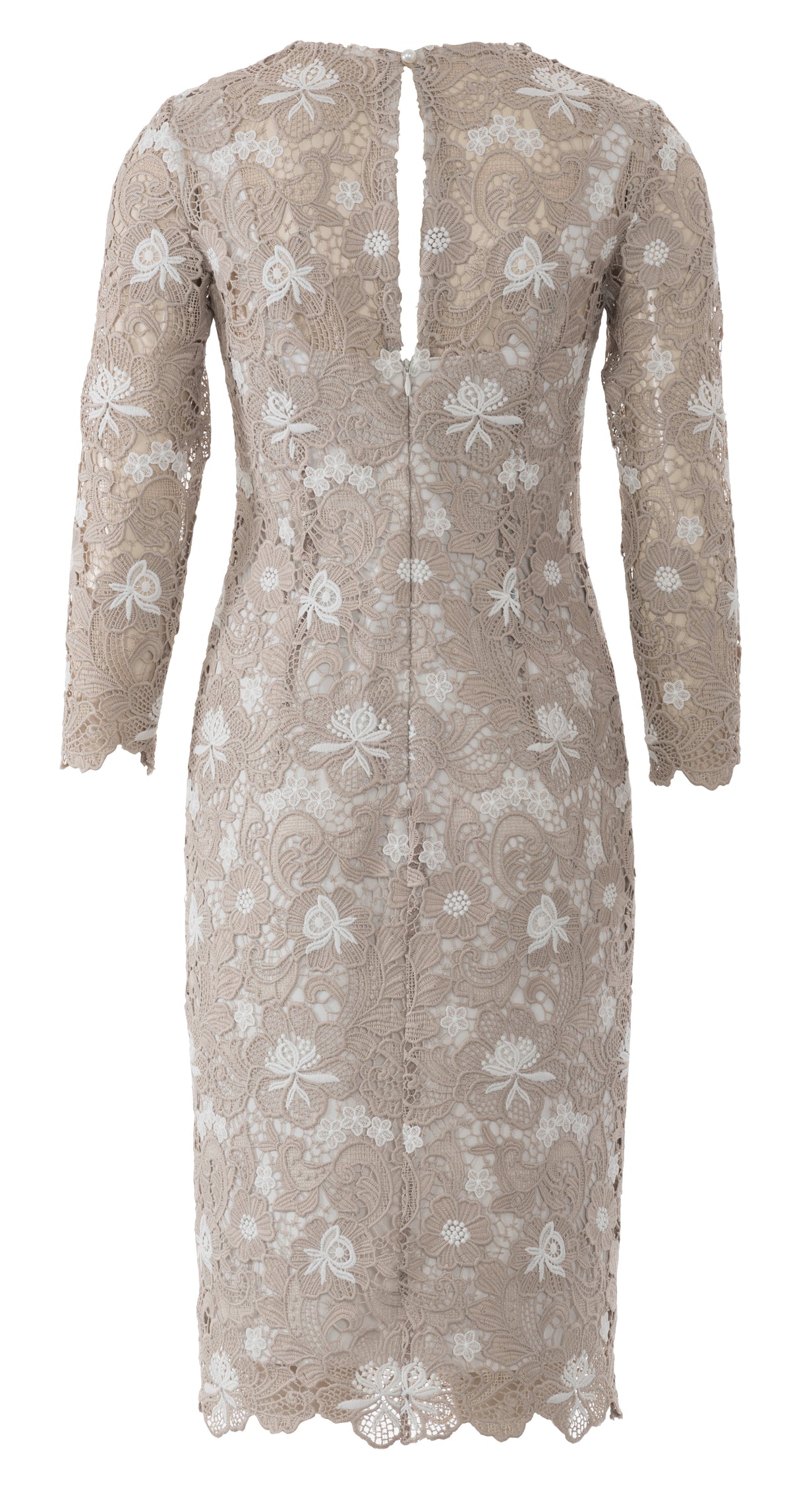 Robe en dentelle beige à manches 3/4, décolleté poitrine dos nu, longueur mi-robe et motif fleurs blancs.