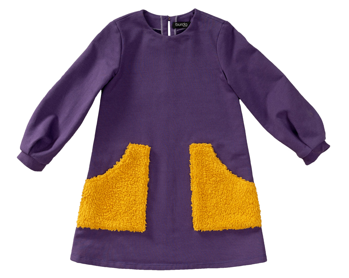 Robe violette à manches bouffantes avec poches jaunes en peluche, style enfant.