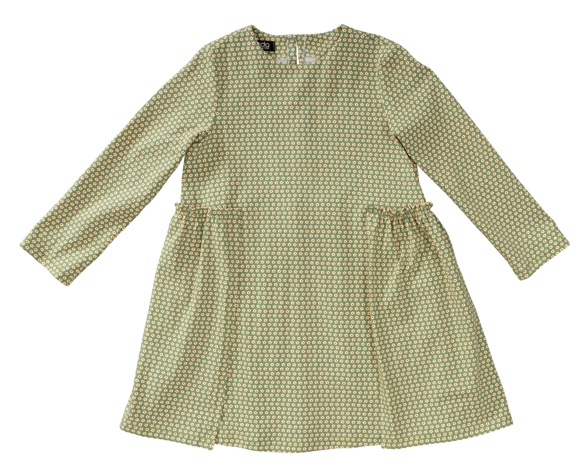 Robe verte à petits motifs blancs, manches longues et jupe évasée, détails de pinces et ceinture intégrée.