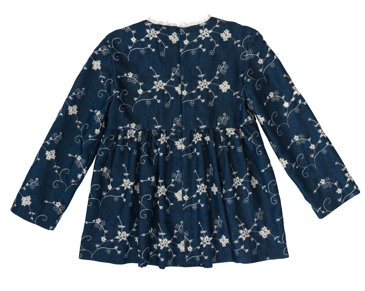 Blouse à manches longues bleu navy avec imprimé floral blanc et col en dentelle, coupe ample babydoll.