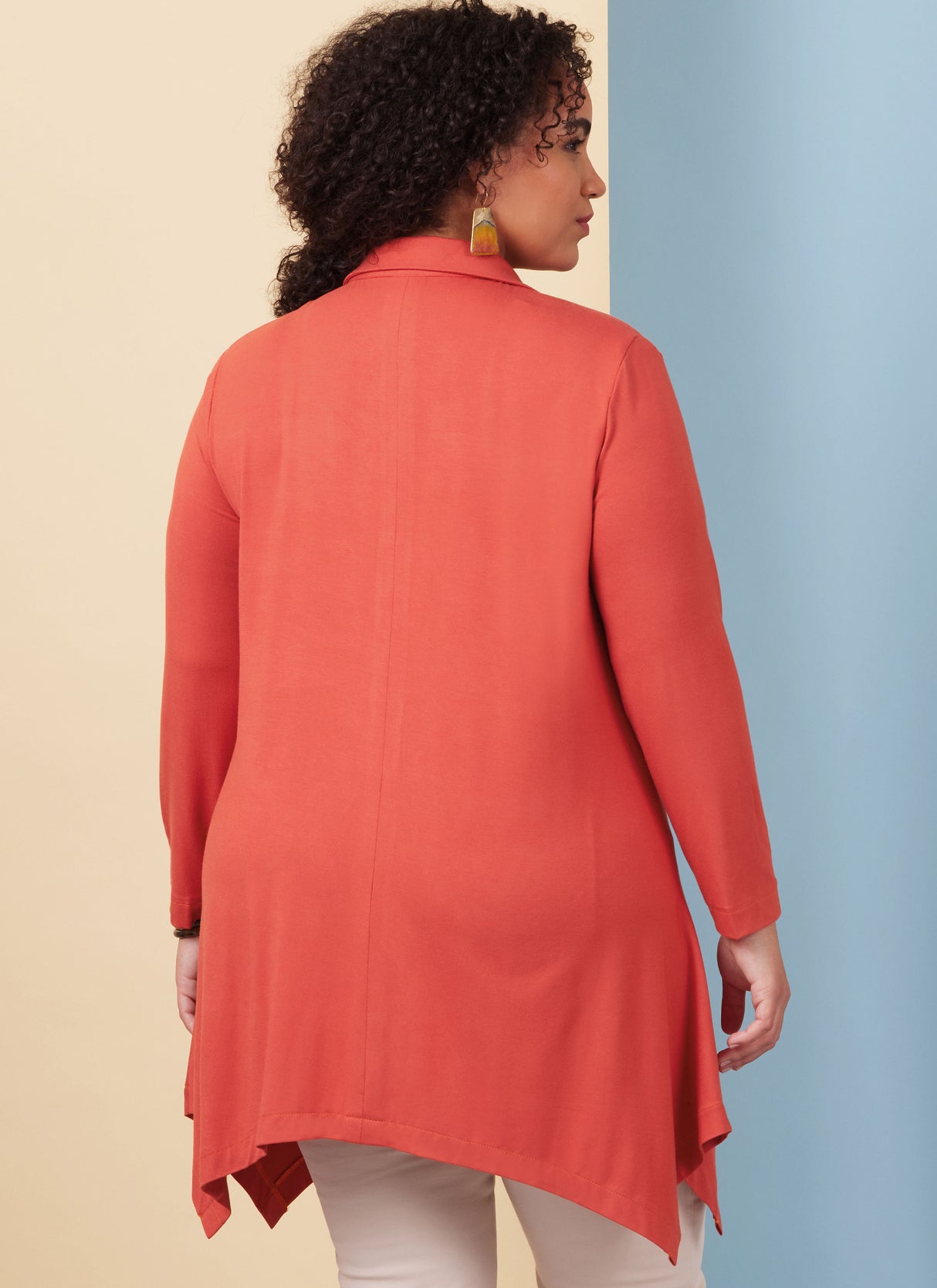 Patron Butterick n°6997 - Haut moulant en maille avec col et fermeture boutonnée