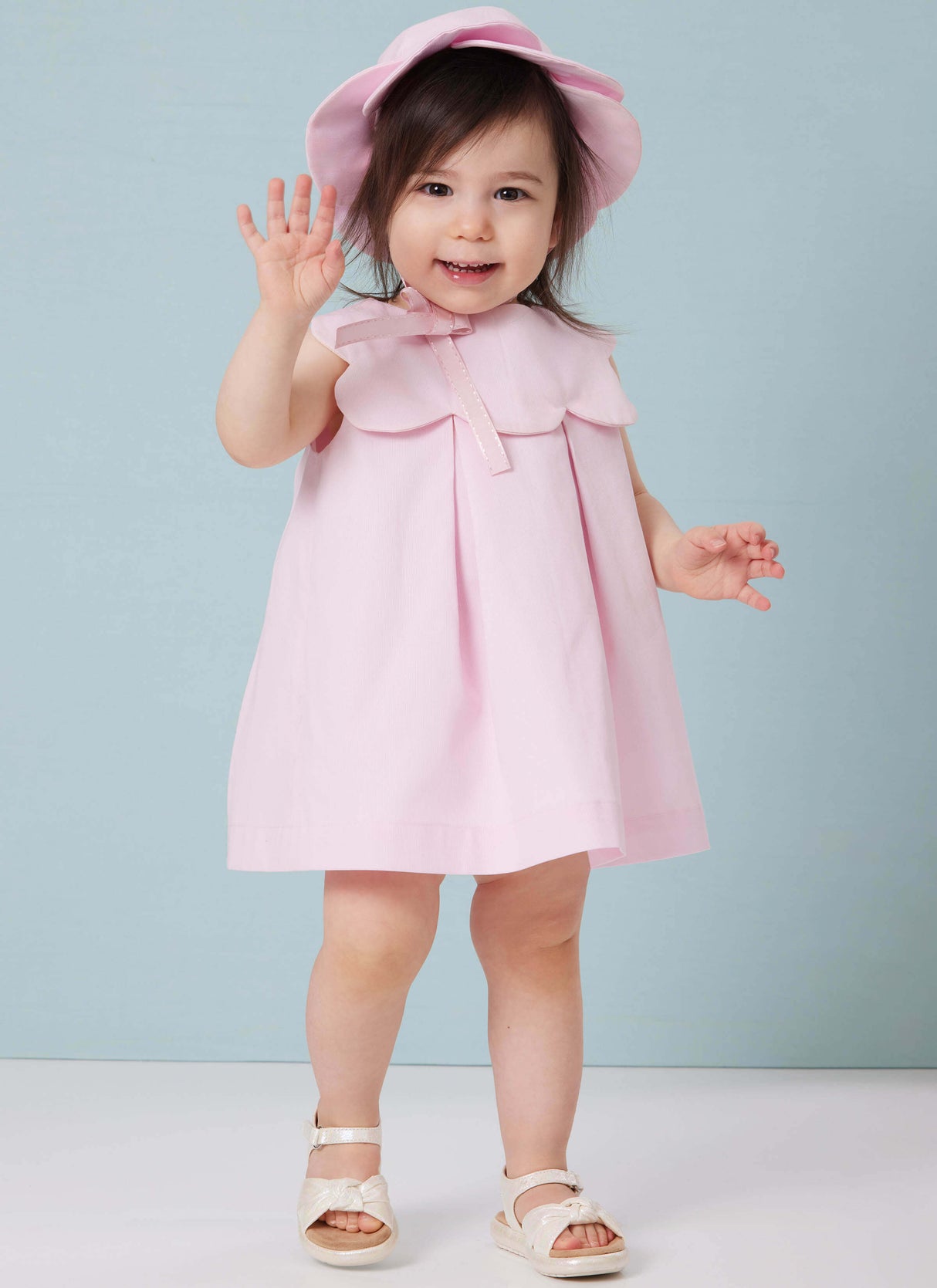 Patron Butterick n°7086 – Robe, culotte et bonnet pour tout-petit