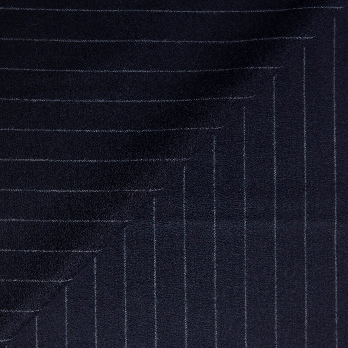 Tissu tailleur laine vierge & élasthanne – Rayure craie sur fond marine