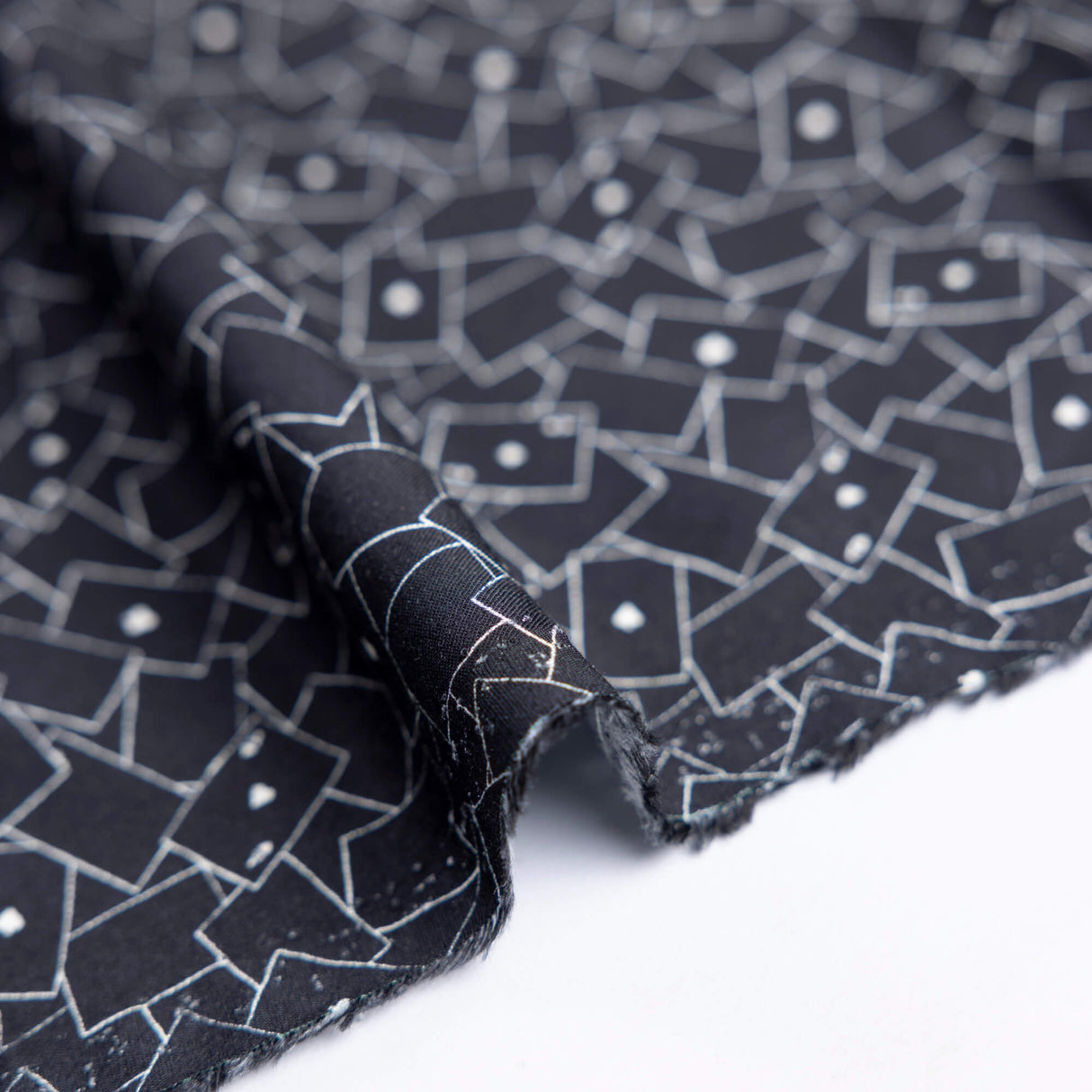 Twill 100% viscose – Jeu de cartes noir et blanc