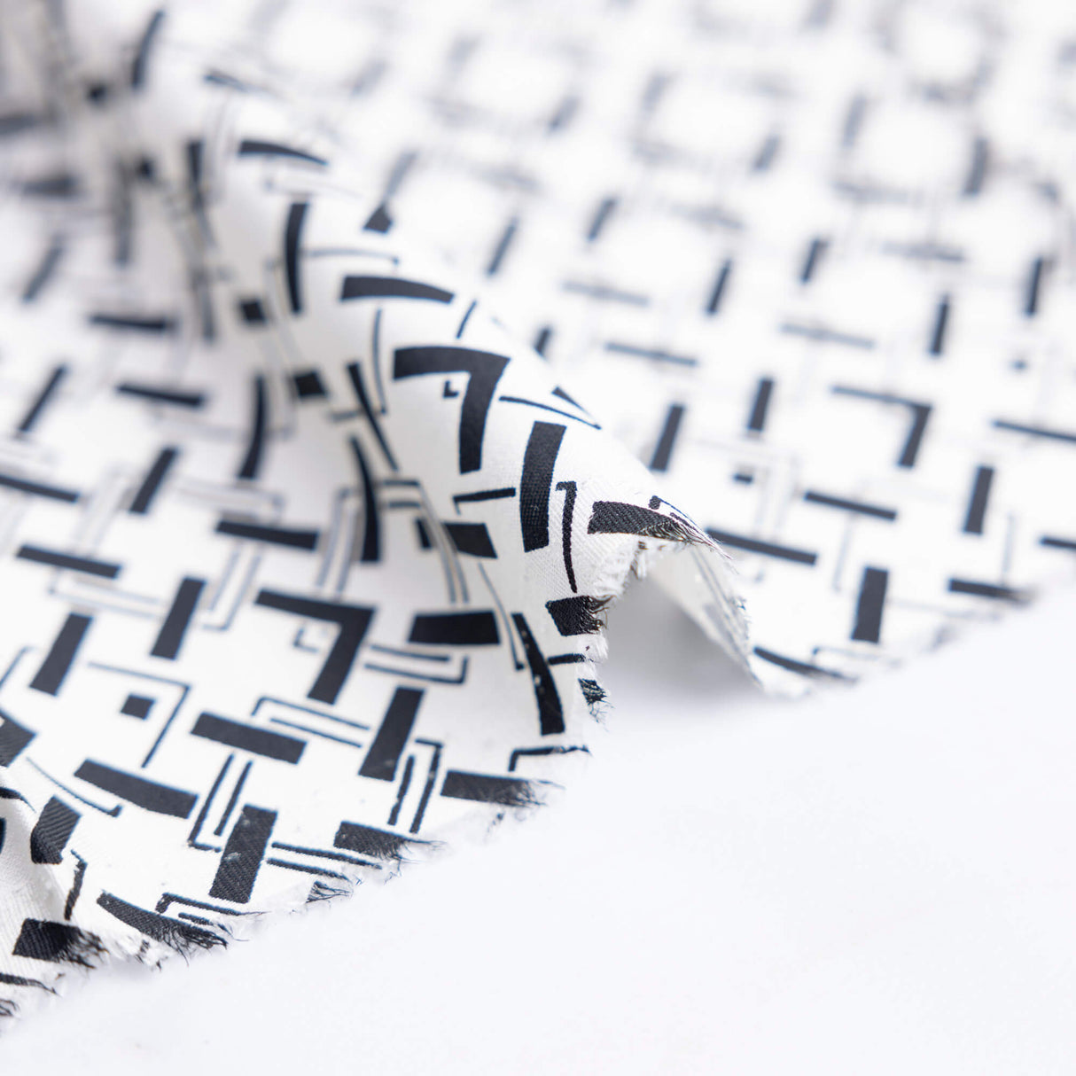 Twill 100% viscose – Motif géométrique noir fond écru