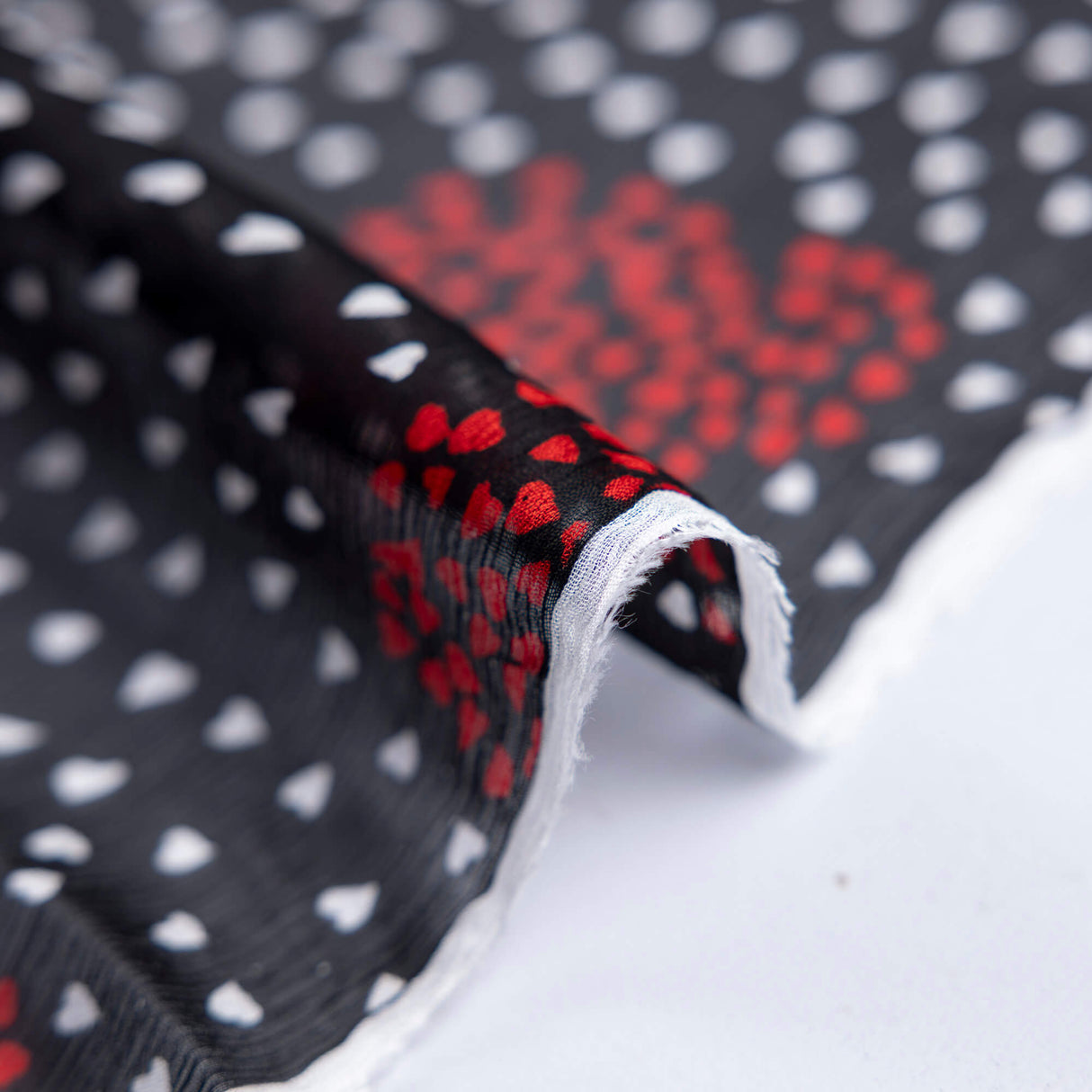Mousseline crinckle 100% viscose – Cœurs graphiques rouge et blanc fond noir