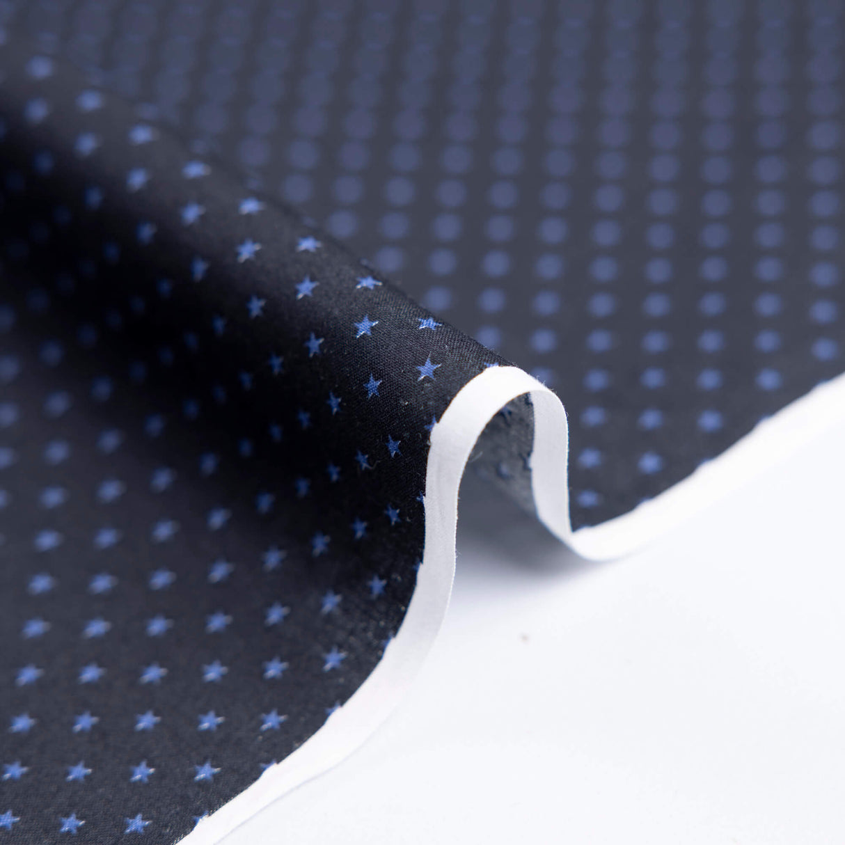 Percale 100% coton – Étoiles bleues sur fond marine