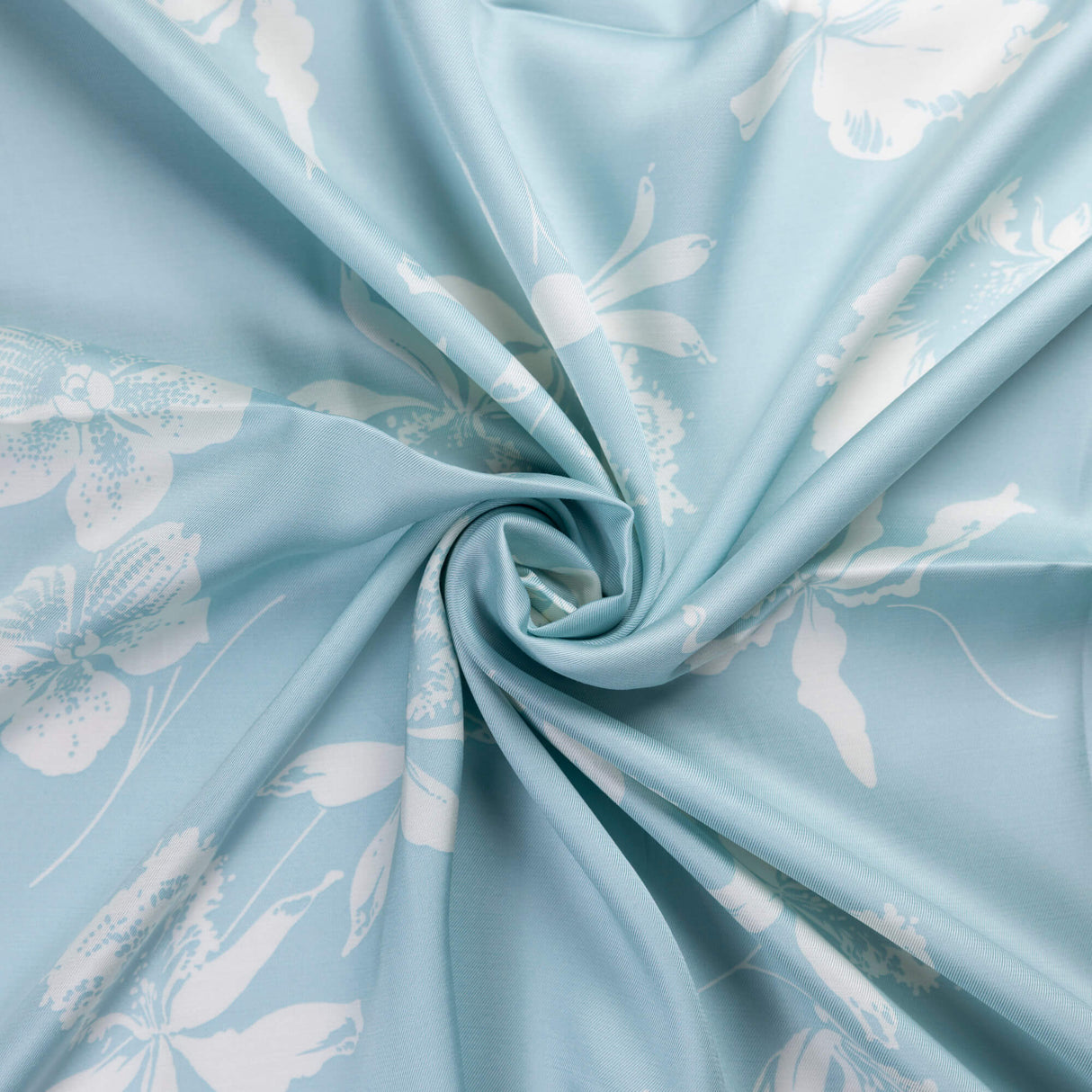 Twill 100% viscose – Fleurs blanches fond bleu ciel
