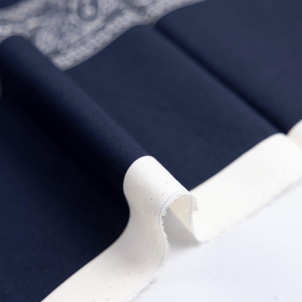 Viscose imprimée – Cachemire blanc fond marine