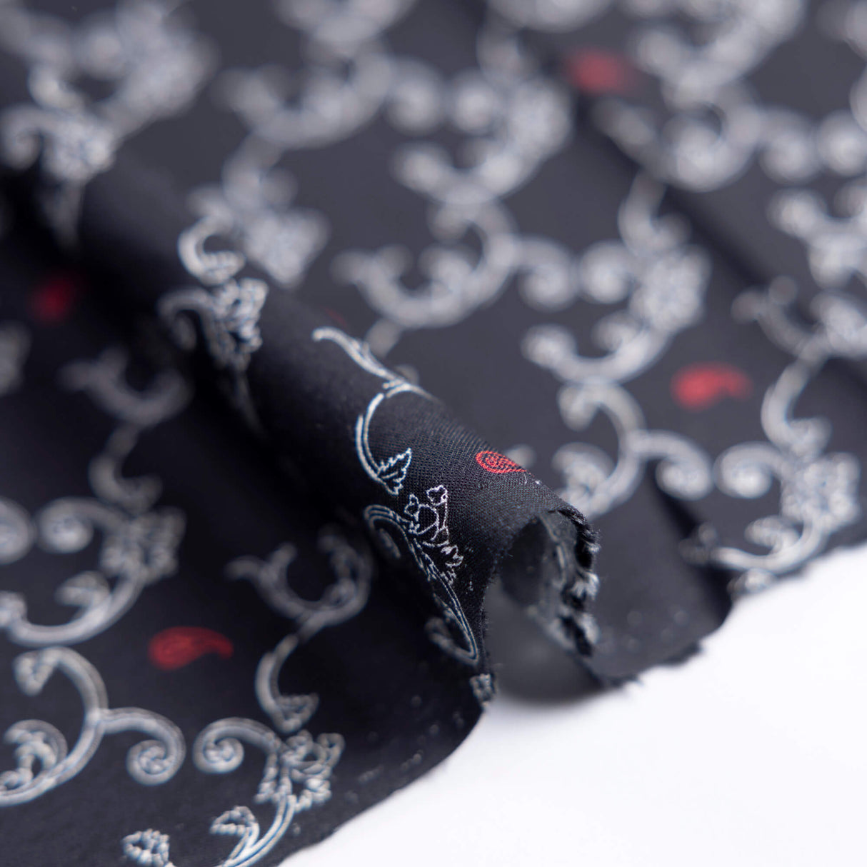 Twill 100% viscose – Arabesques blanches fond noir
