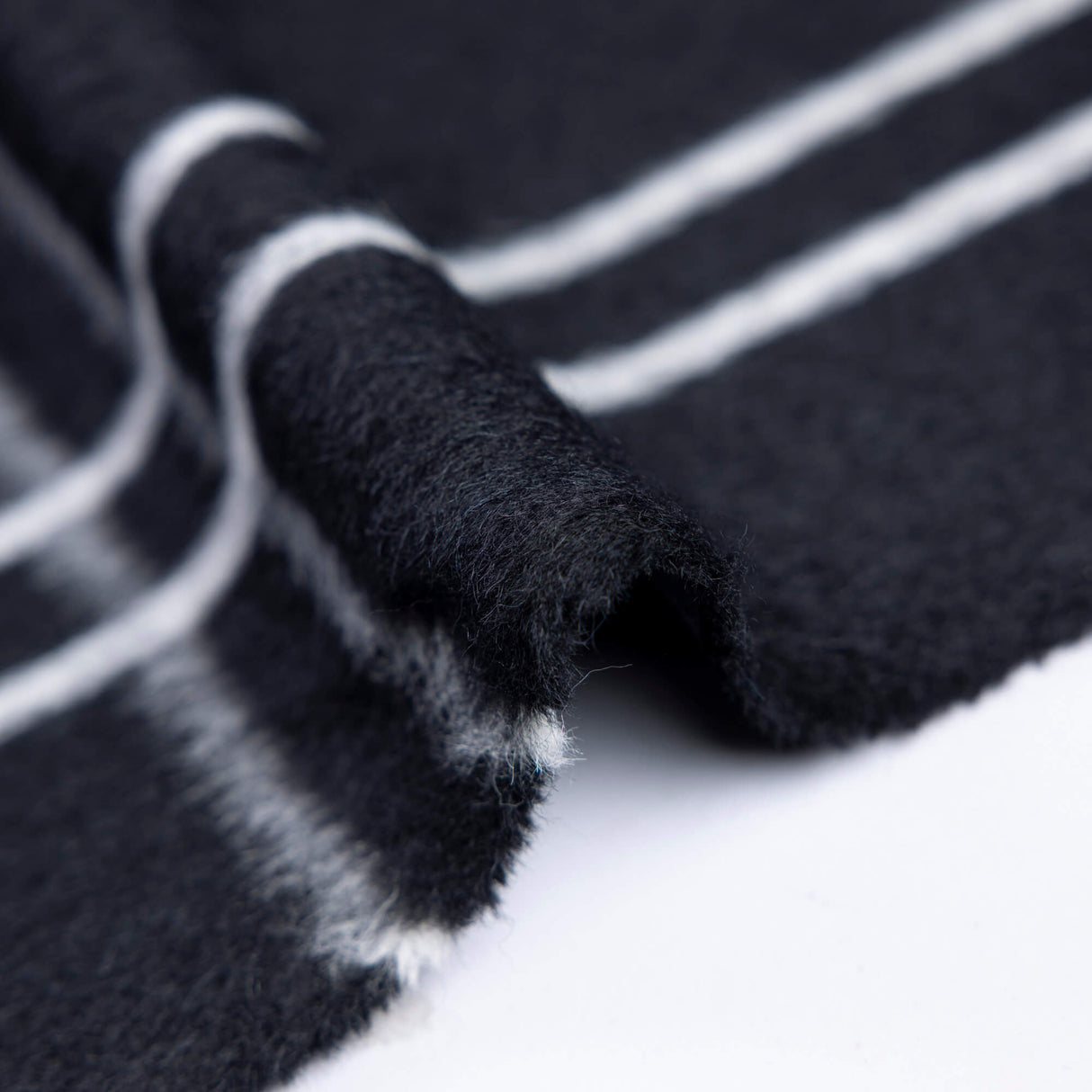 Drap de laine vierge & alpaga brossé – Carreaux blancs fond noir