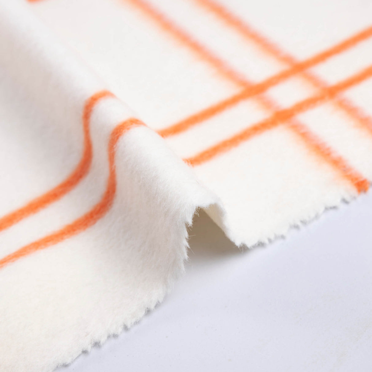 Drap de laine vierge & alpaga brossé – Carreaux oranges fond blanc
