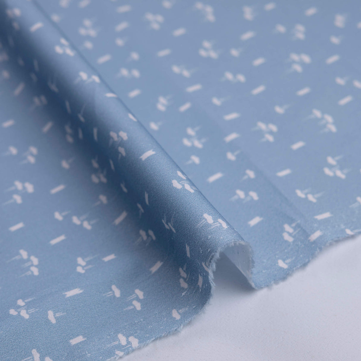 Popeline coton & élasthanne – Motif abstrait blanc fond bleu