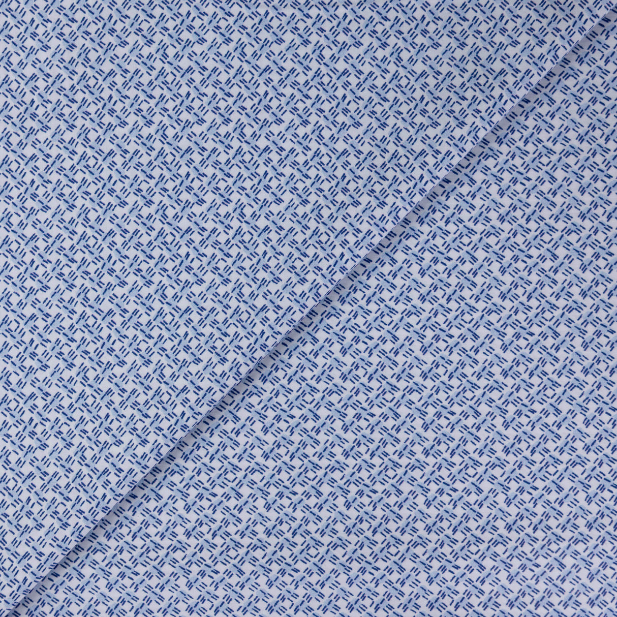 Popeline 100% coton – Motif tirets bleu fond blanc