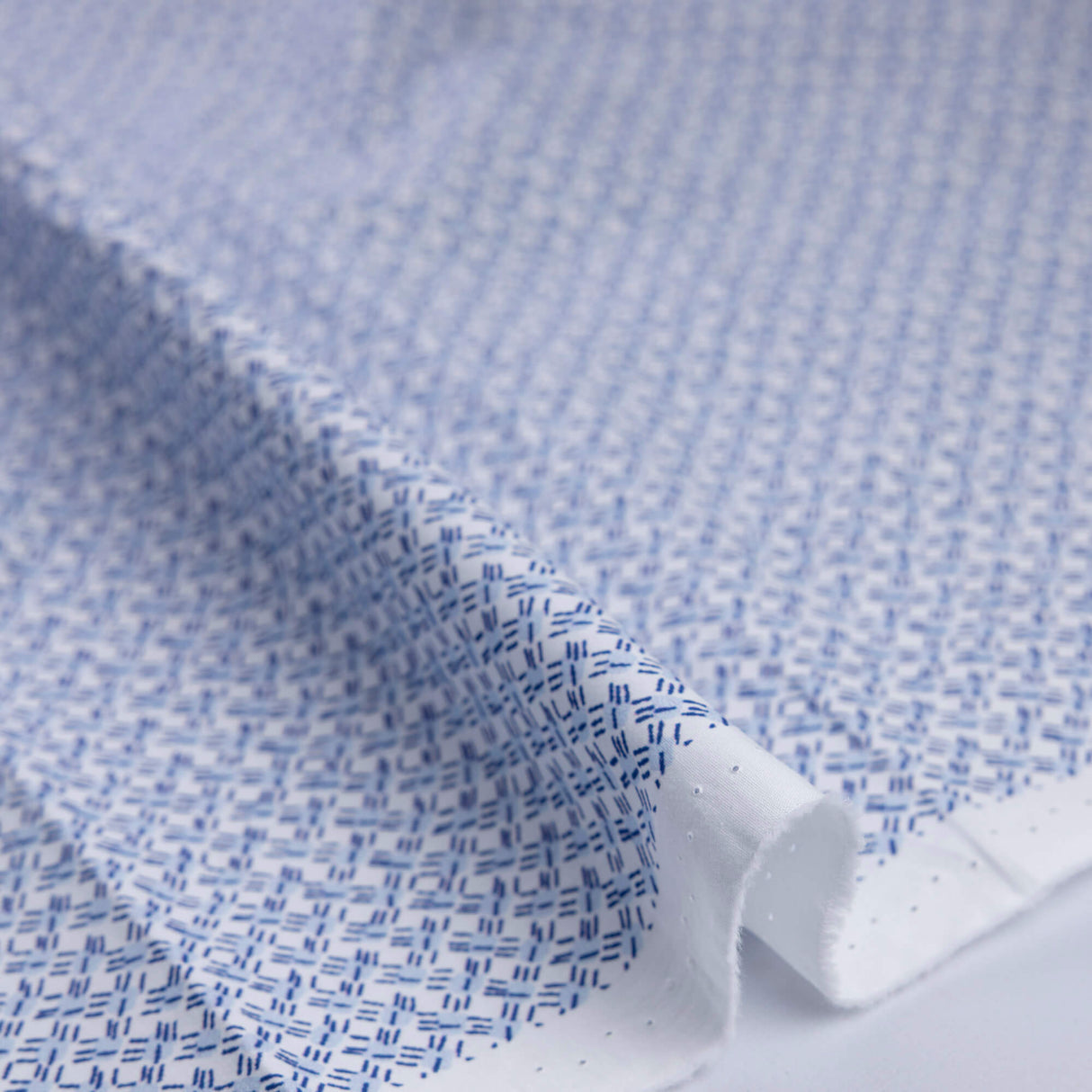 Popeline 100% coton – Motif tirets bleu fond blanc