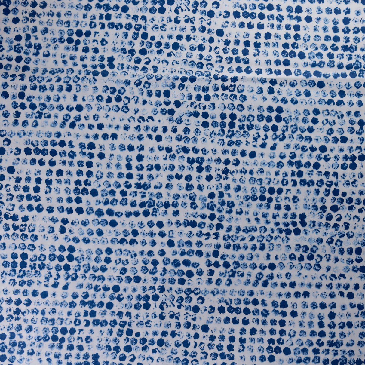 Satin coton & élasthanne – Pois irréguliers bleu fond blanc