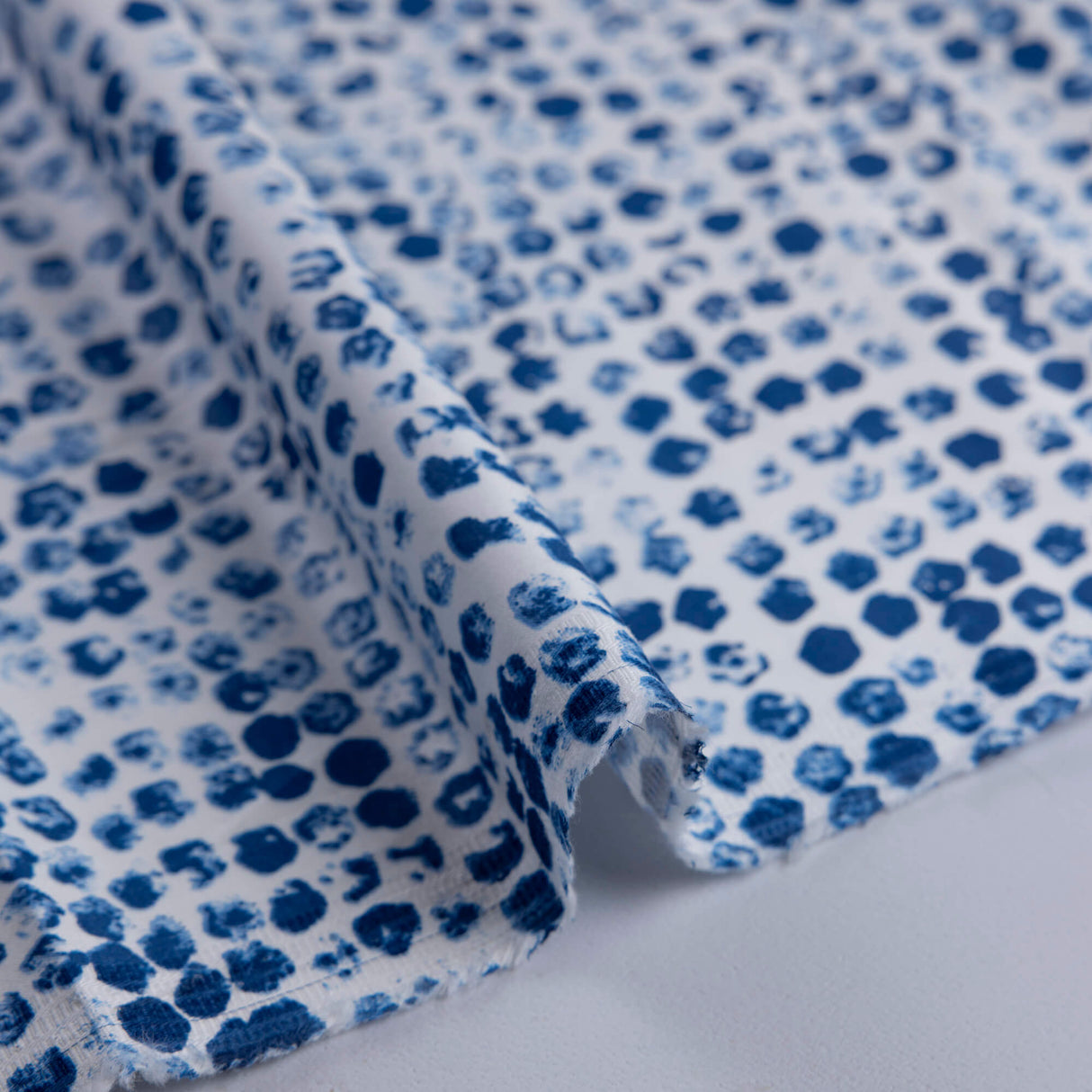 Satin coton & élasthanne – Pois irréguliers bleu fond blanc
