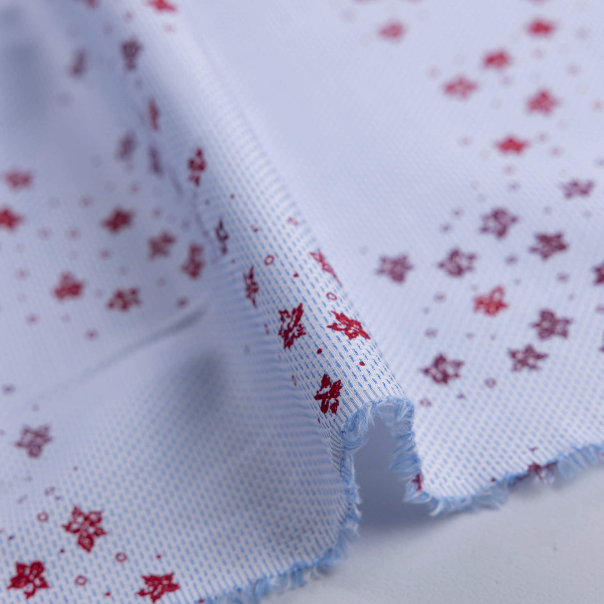 Popeline chevron 100% coton – Étoiles rouges fond bleu clair & blanc
