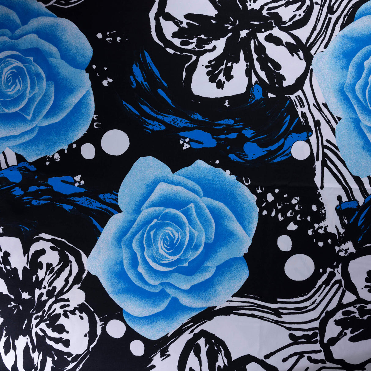 Gabardine coton & élasthanne – Fleurs bleues fond noir graphique