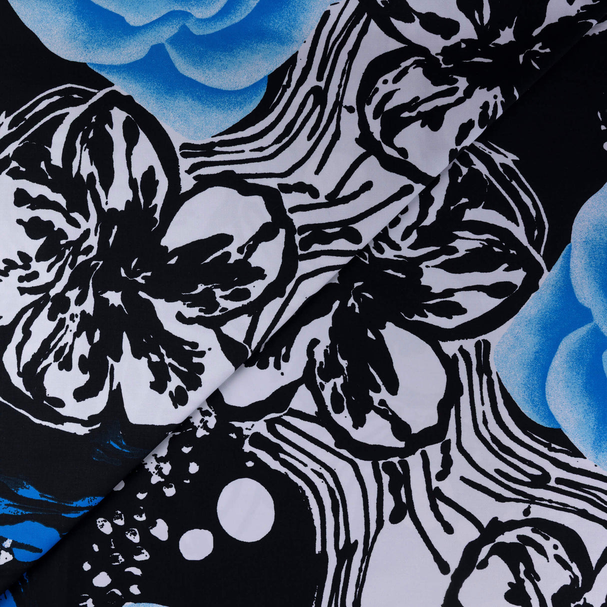 Gabardine coton & élasthanne – Fleurs bleues fond noir graphique