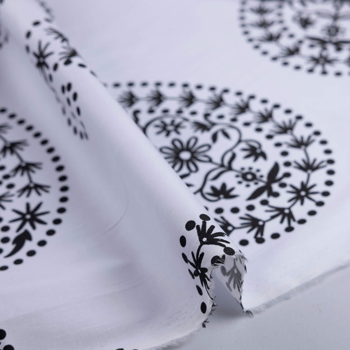 Popeline coton & élasthanne – Paisley floral noir fond blanc
