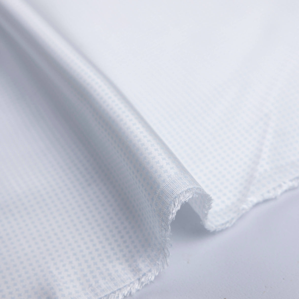 Satin 100% viscose – Étoile bleu ciel fond blanc