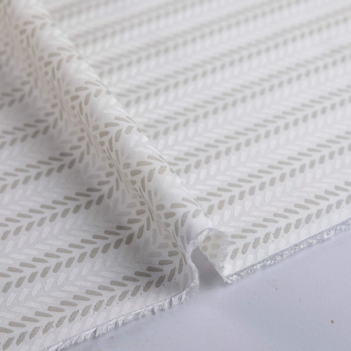 Étoffe 100% viscose – Rayure feuillage gris fond écru