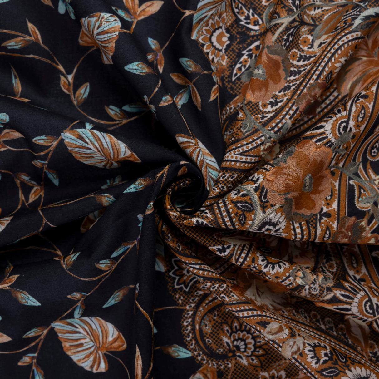 Voile 100% coton – Fleurs et cachemire caramel fond noir