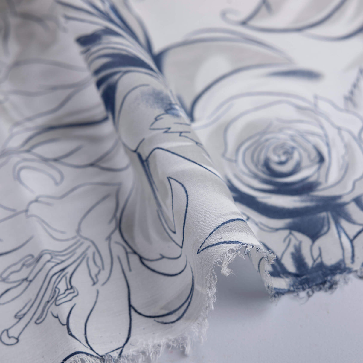 Voile 100% coton – Fleurs bleu fond blanc