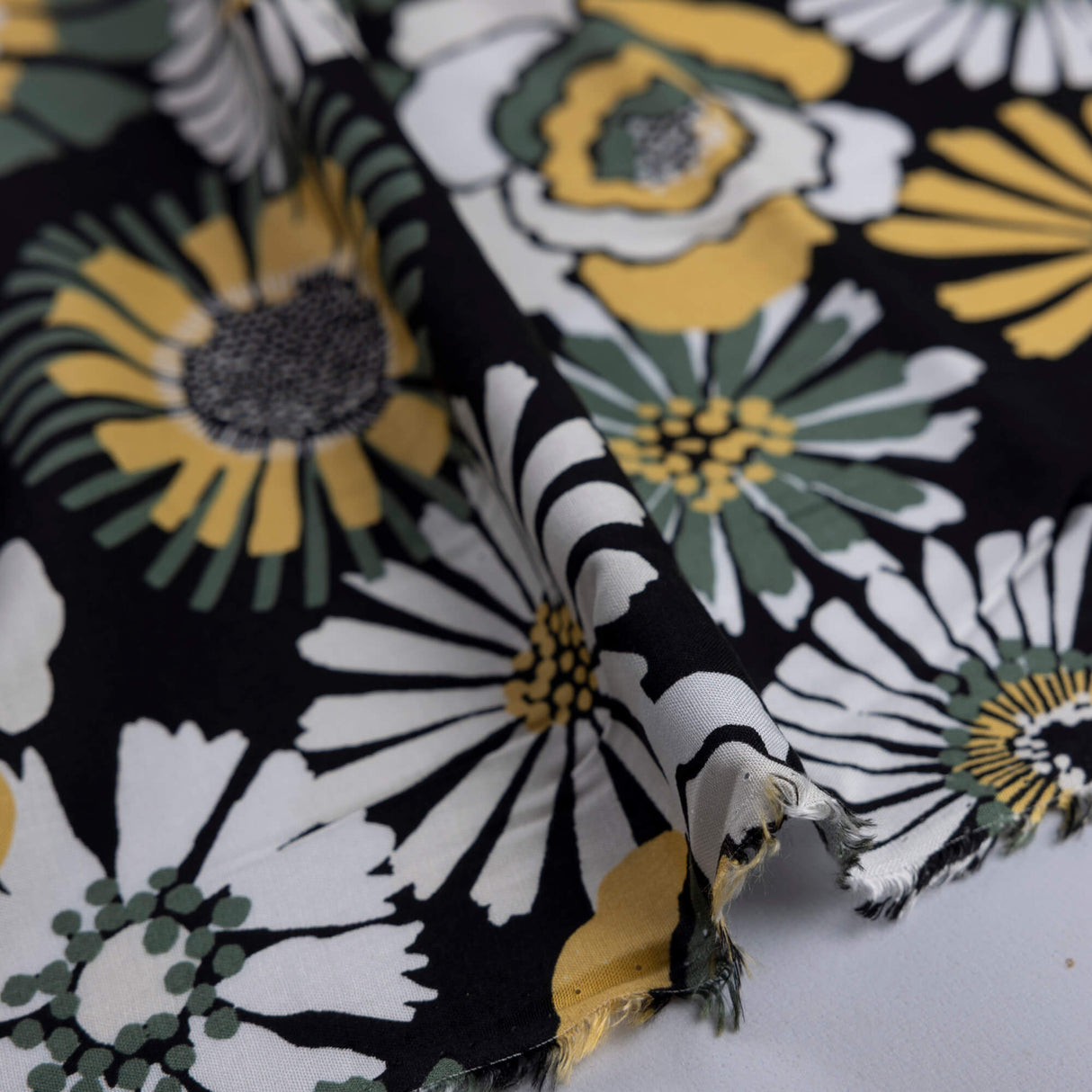 Étoffe 100% viscose – Fleurs jaune & vert fond noir