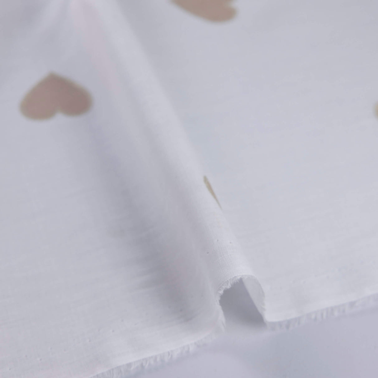 Voile 100% coton – Cœurs beige doré fond blanc