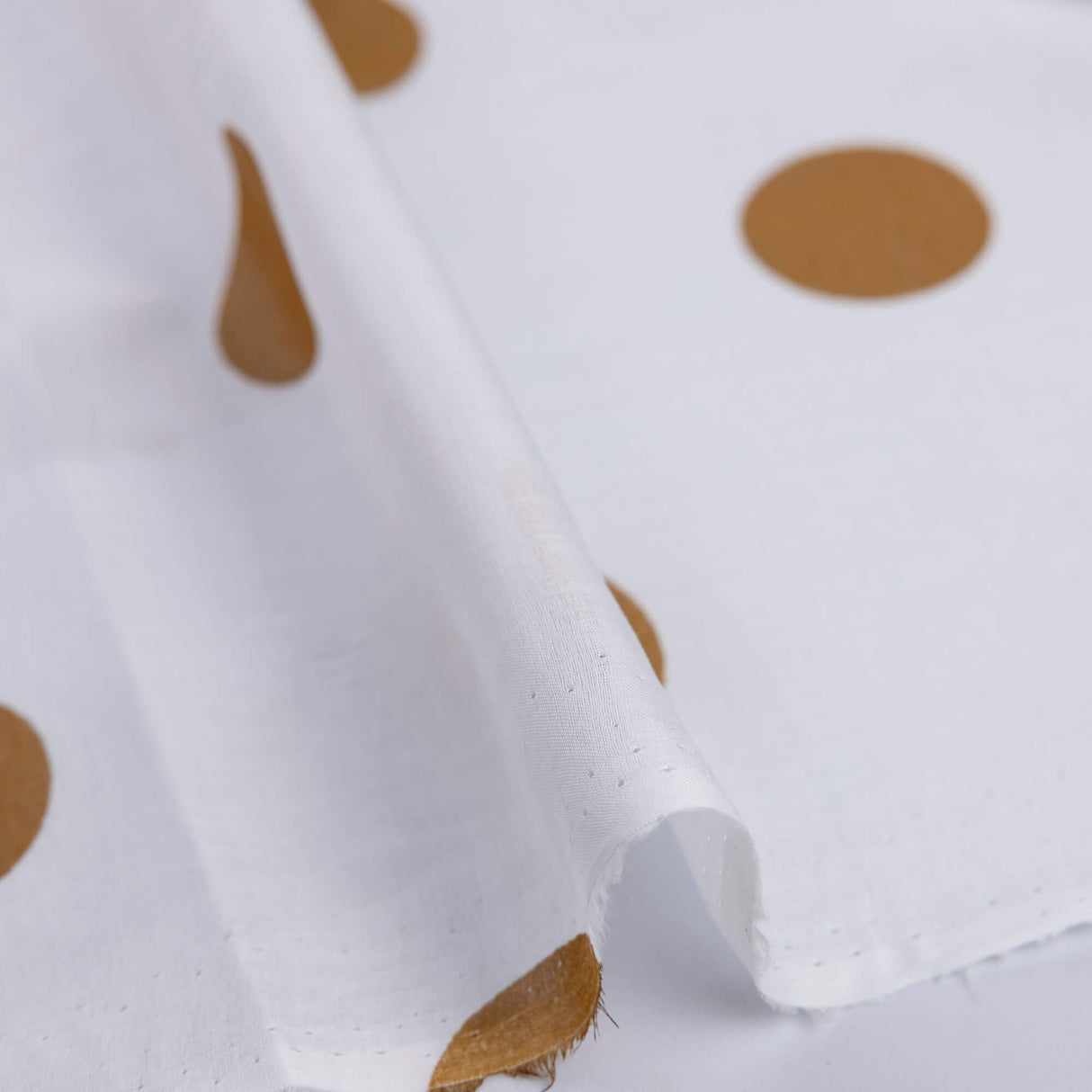 Voile 100% coton – Pois camel fond blanc