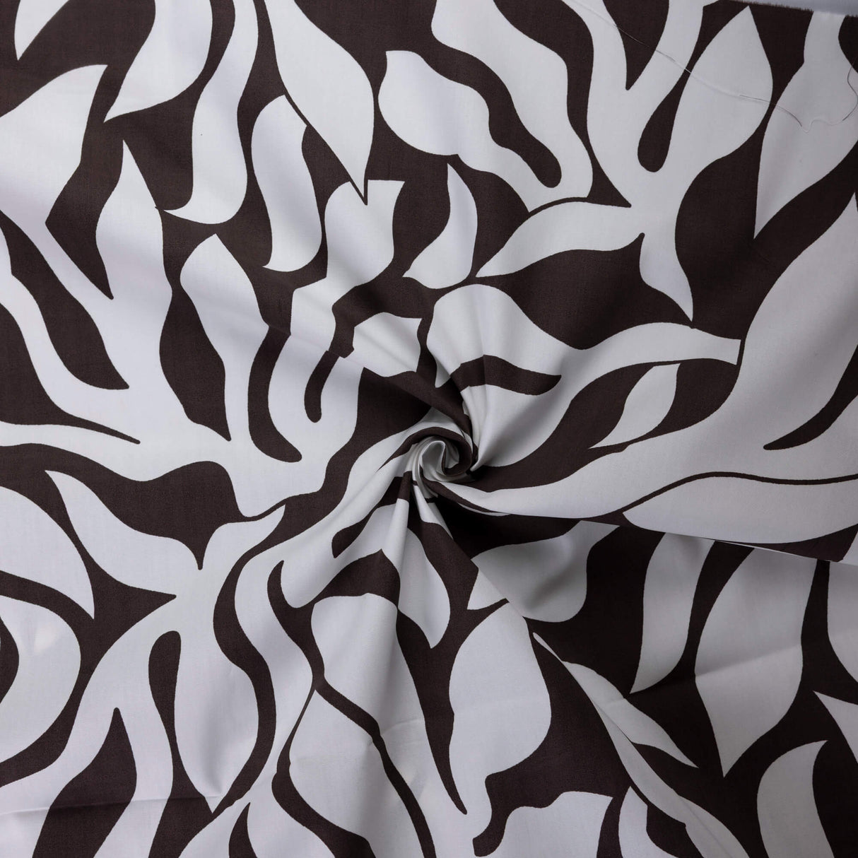 Popeline 100% coton – Feuilles marron fond blanc