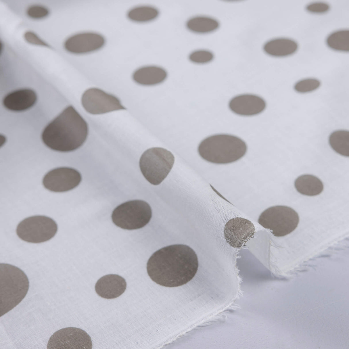 Voile 100% coton – Pois taupe fond blanc