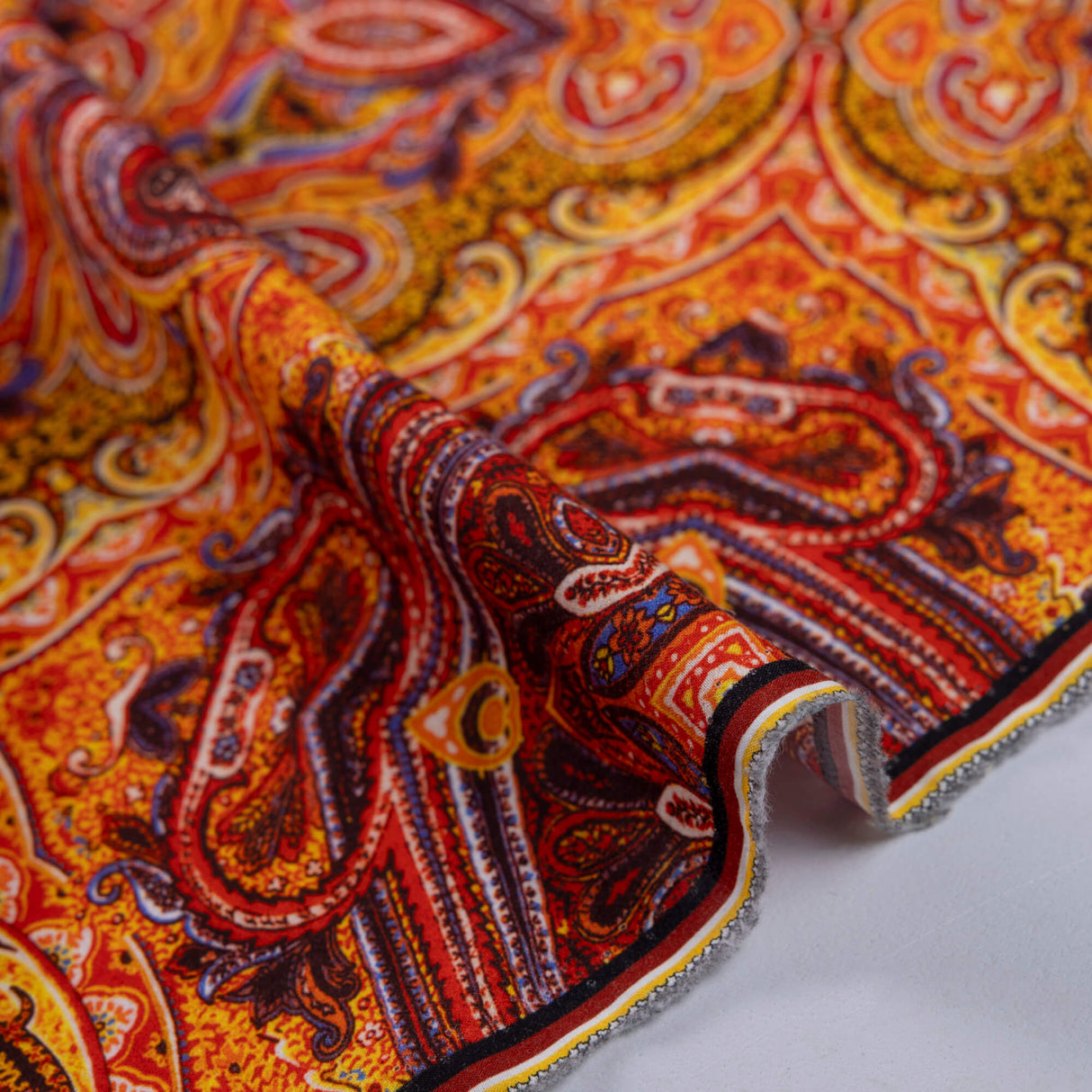 Étoffe 100% viscose – Cachemire rouge