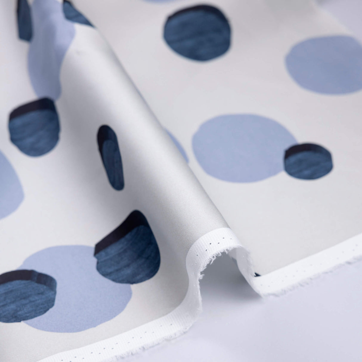 Gabardine 100% coton - Pois bleu fond gris clair