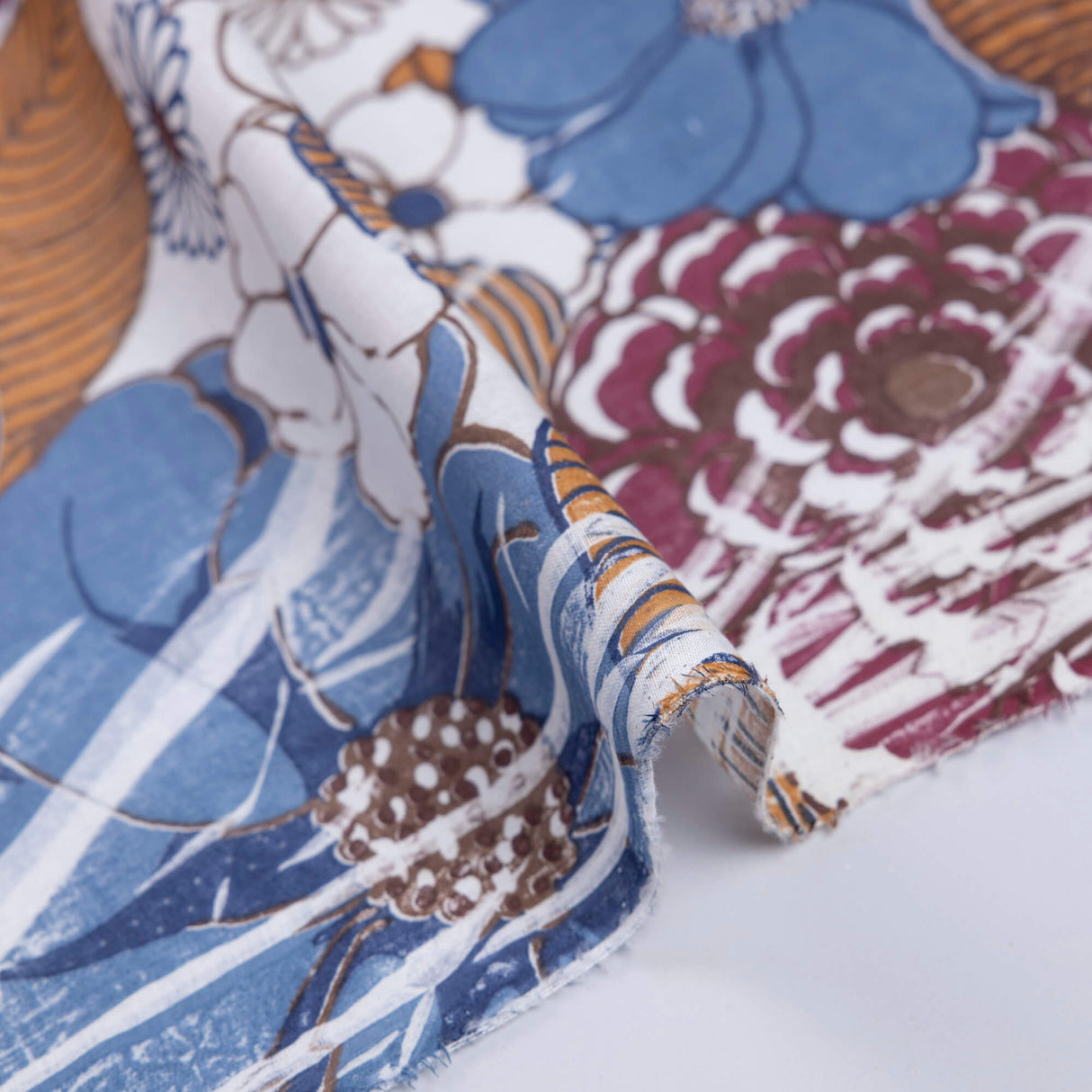 Voile 100% coton - Fleurs bleues et bordeaux