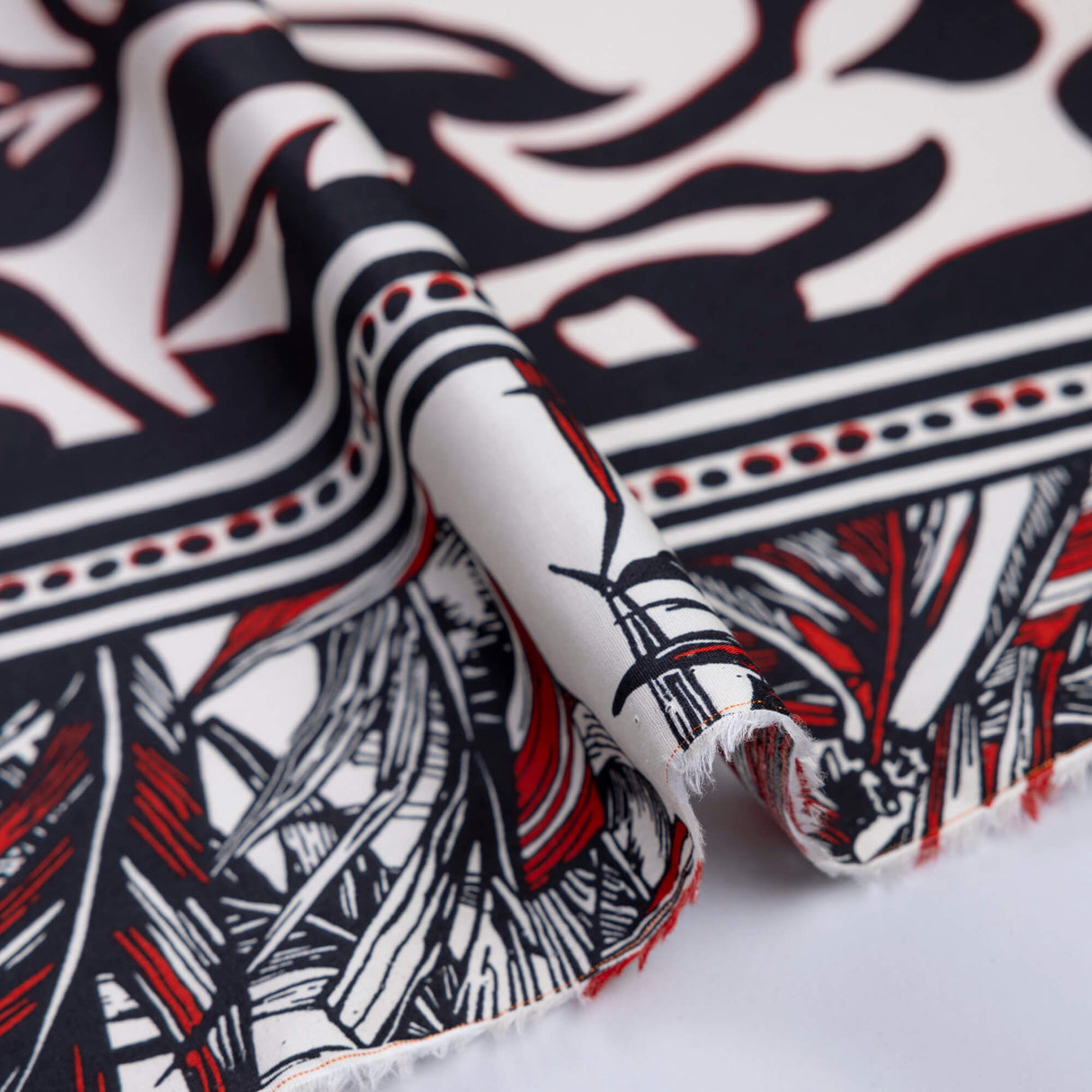 Percale 100% coton – Patchwork feuillage noir, blanc et rouge