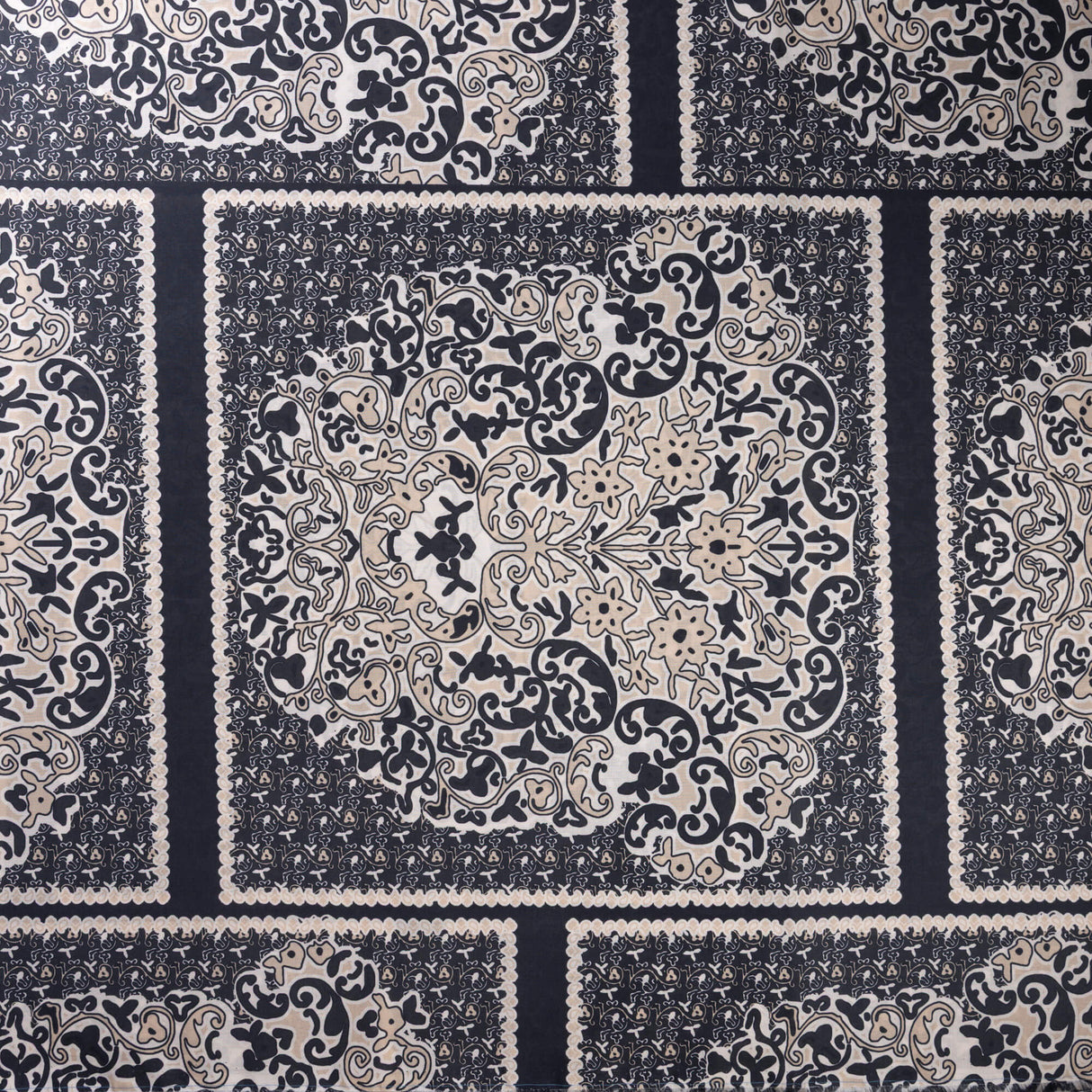 Batiste 100% viscose – Carreaux floraux noir et beige