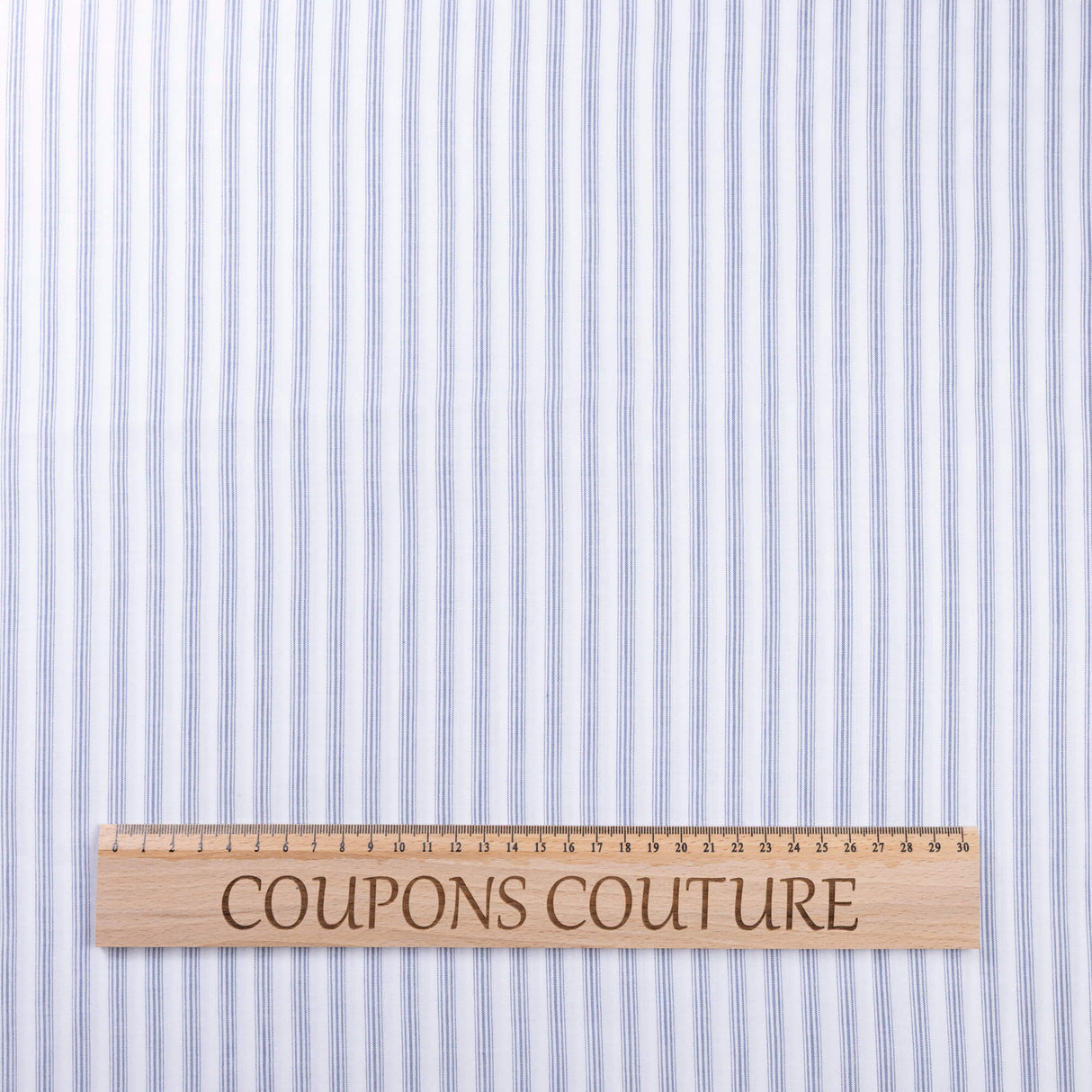 Étoffe 100% viscose – Rayures bleues sur fond blanc