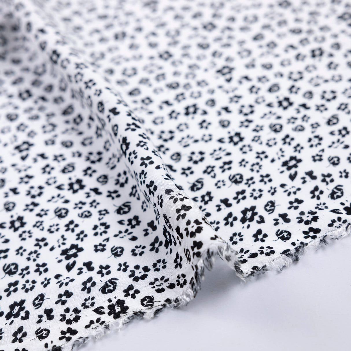 Voile 100% viscose – Fleurs noires fond blanc