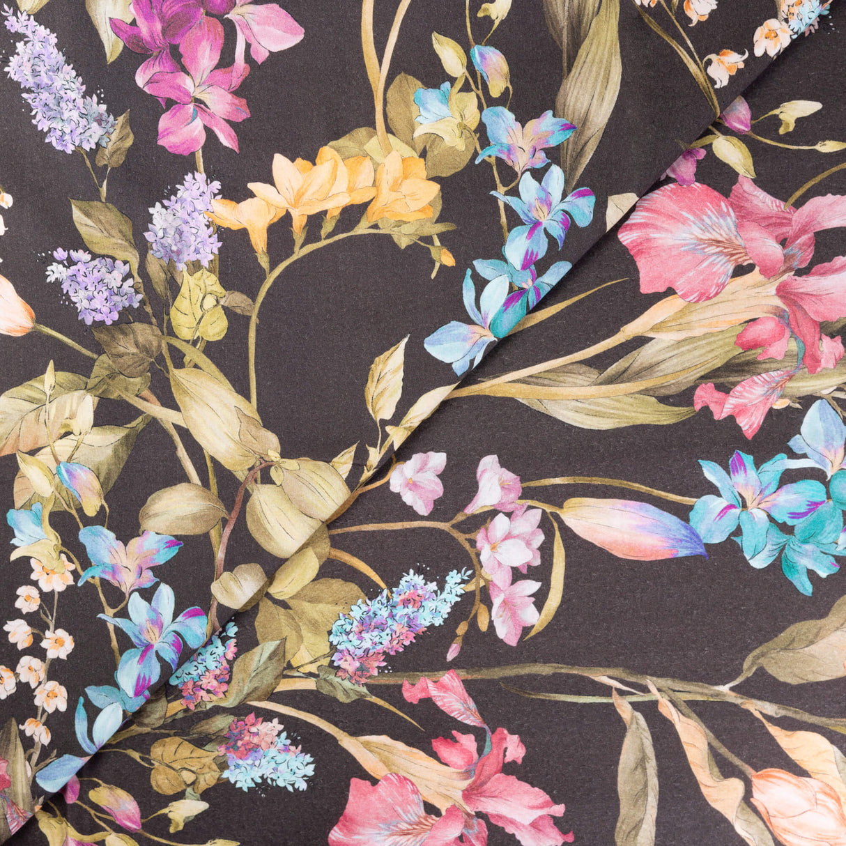 Twill 100% viscose – Fleurs multicolores fond noir