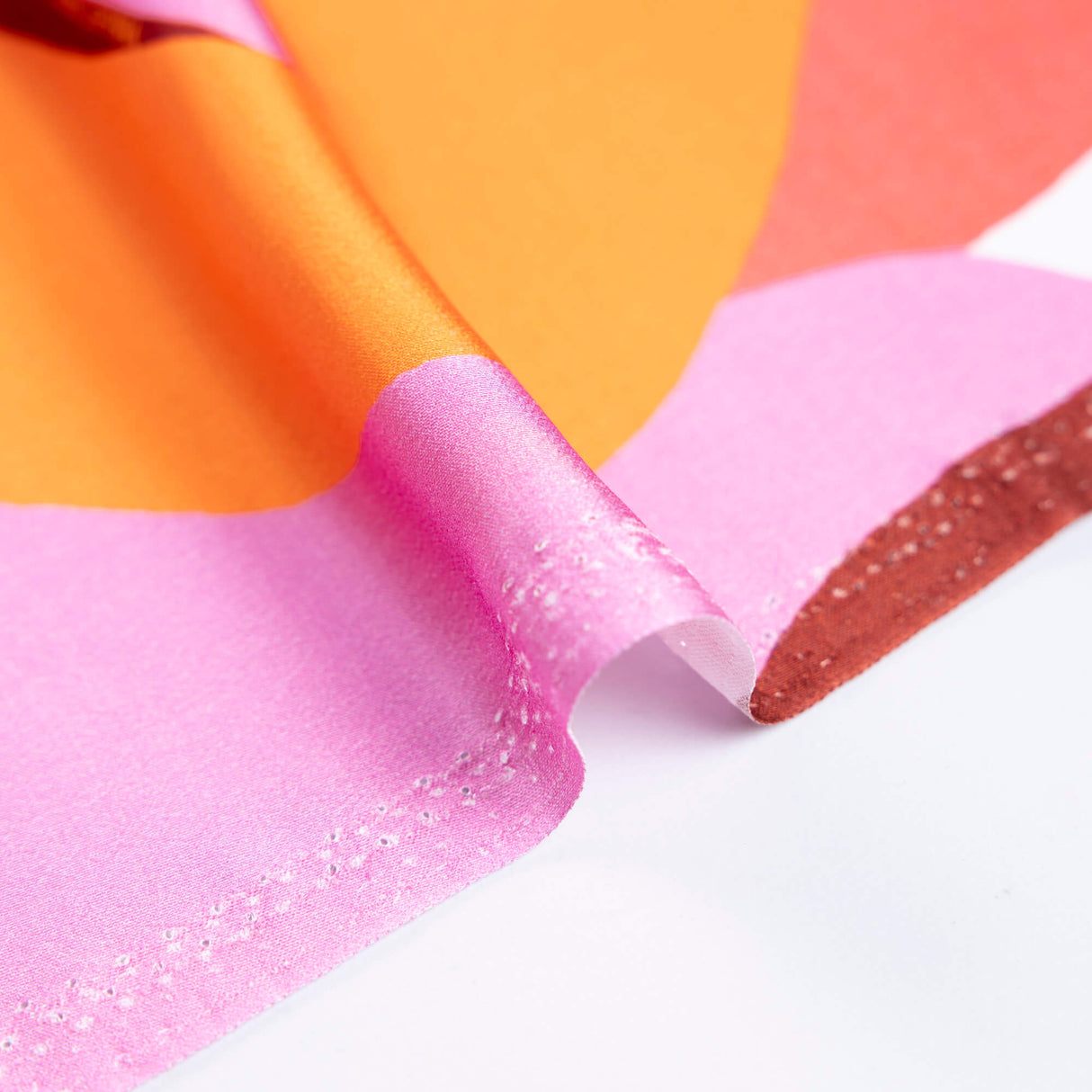 Satin 100% viscose – Motif abstrait corail rose et orange
