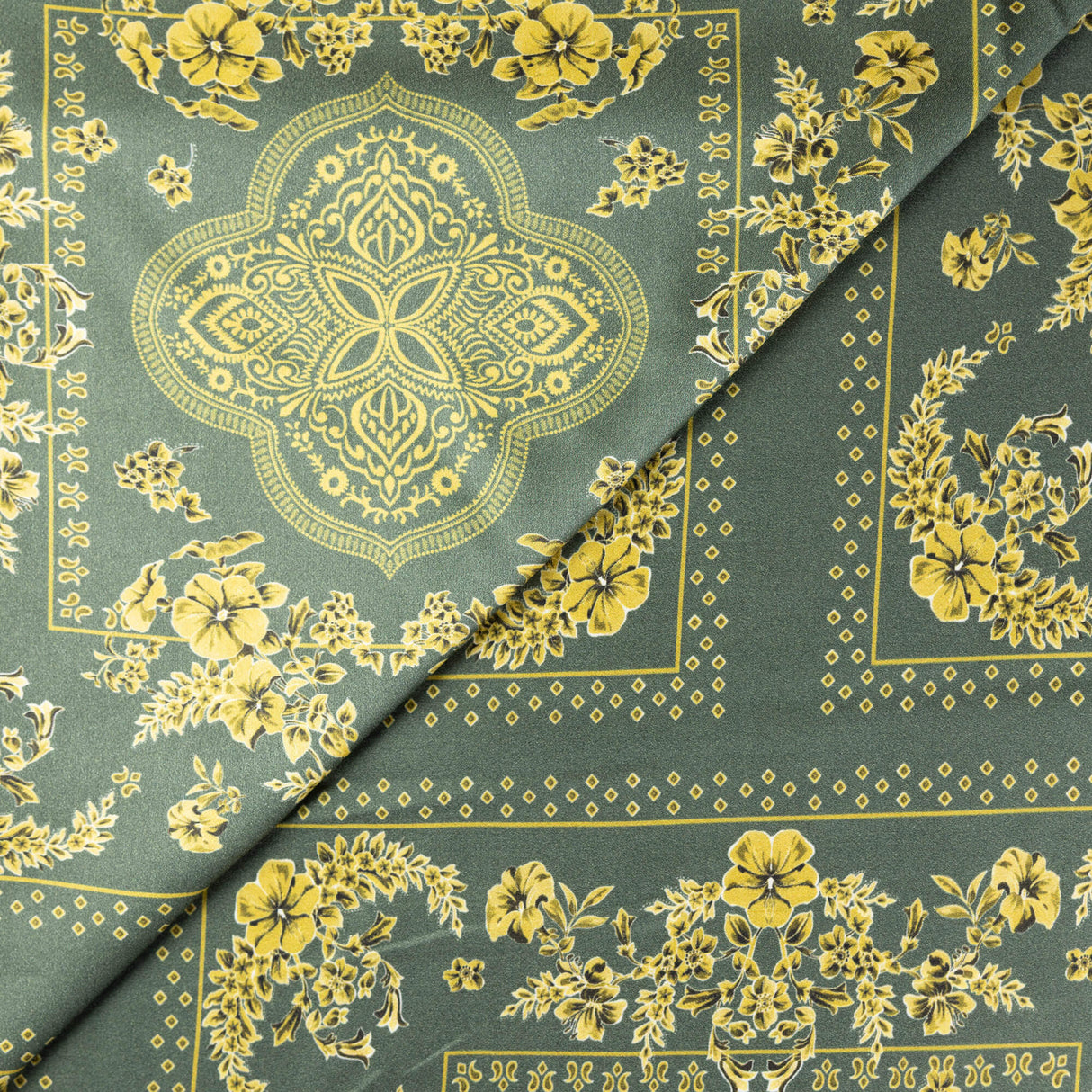 Satin 100% viscose – Motif floral cachemire kaki