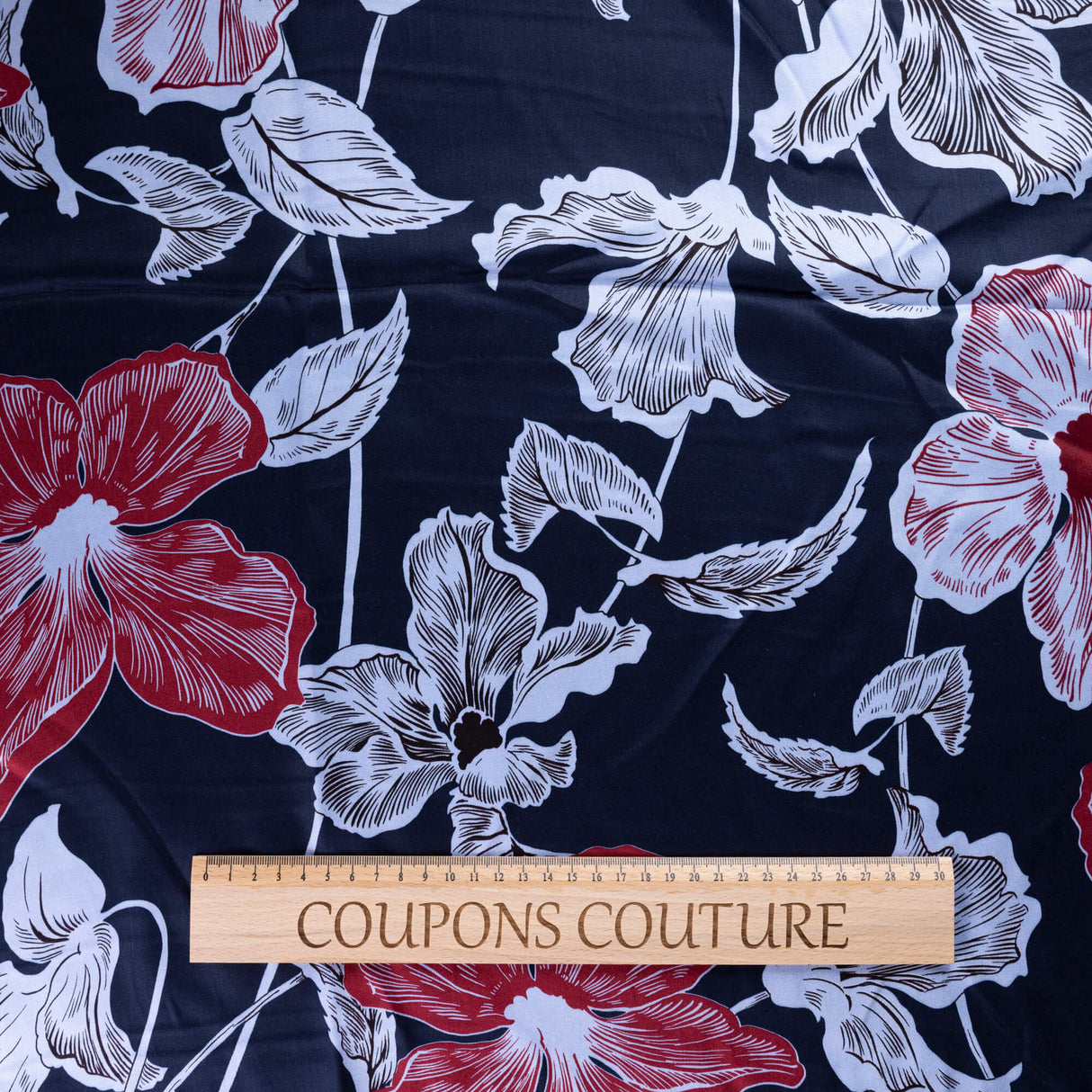 Satin 100% viscose – Fleurs rouges fond marine