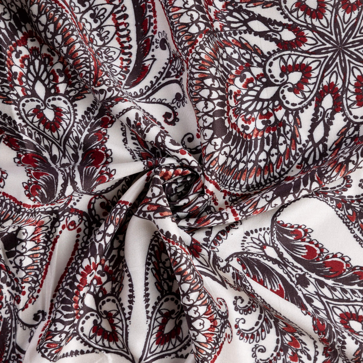 Satin 100% viscose – Cachemire rouge fond écru