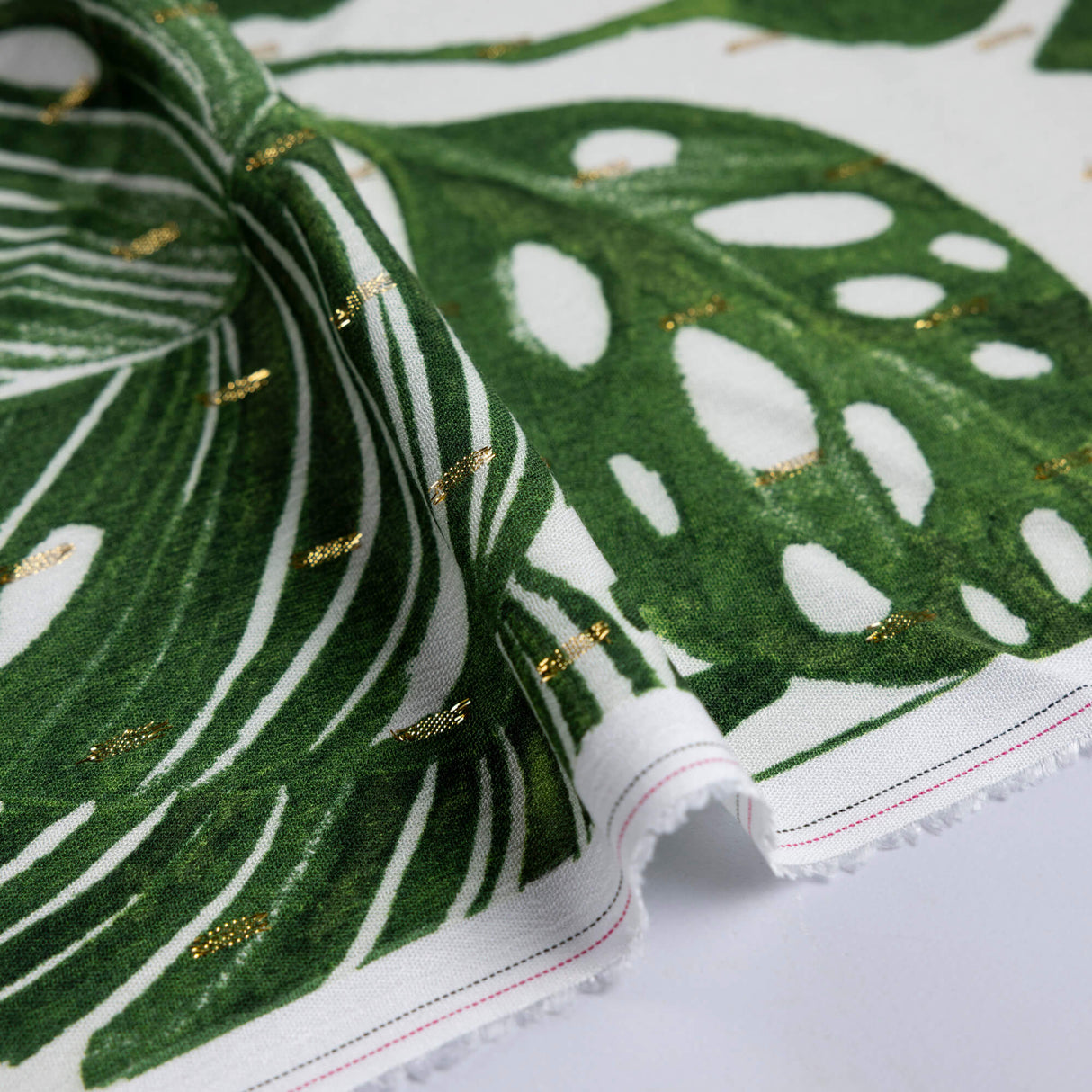 Étoffe 100% viscose - Feuillage tropical vert et lurex doré