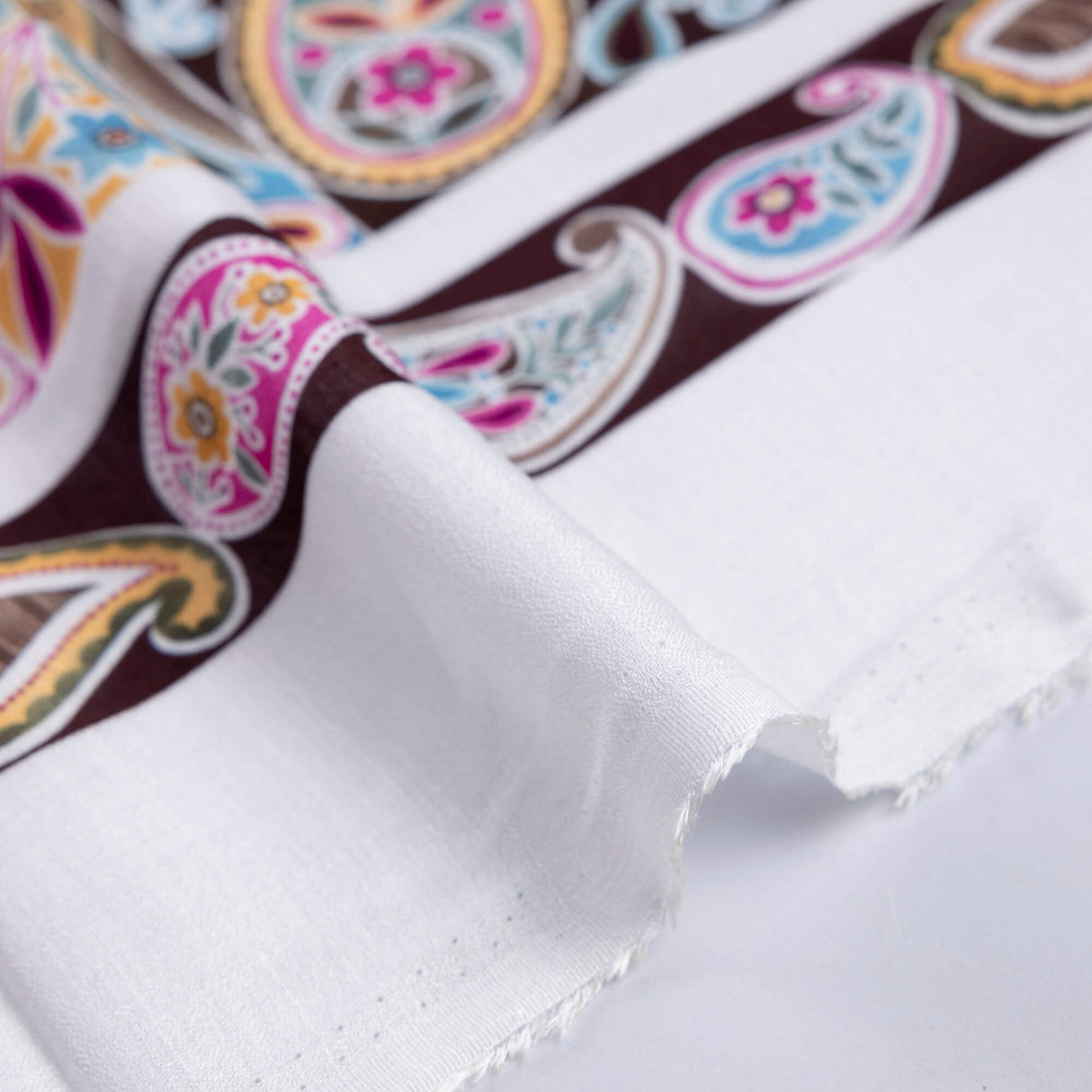 Crêpe 100% viscose - Cachemire coloré fond blanc
